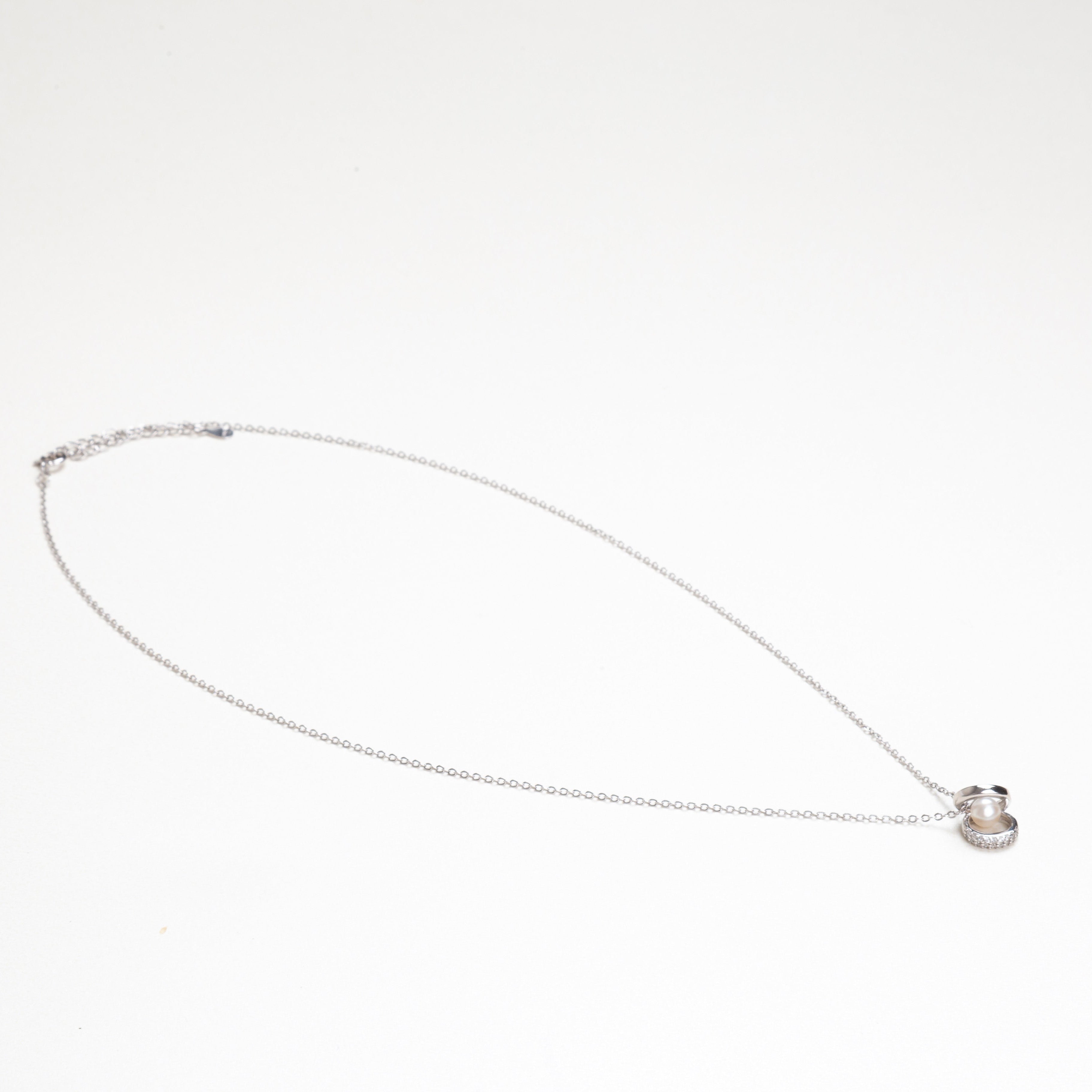 Collar moderno con perla clásica, Joyería accesible de lujo, Collar pequeño y elegante, Collar con brillo sutil