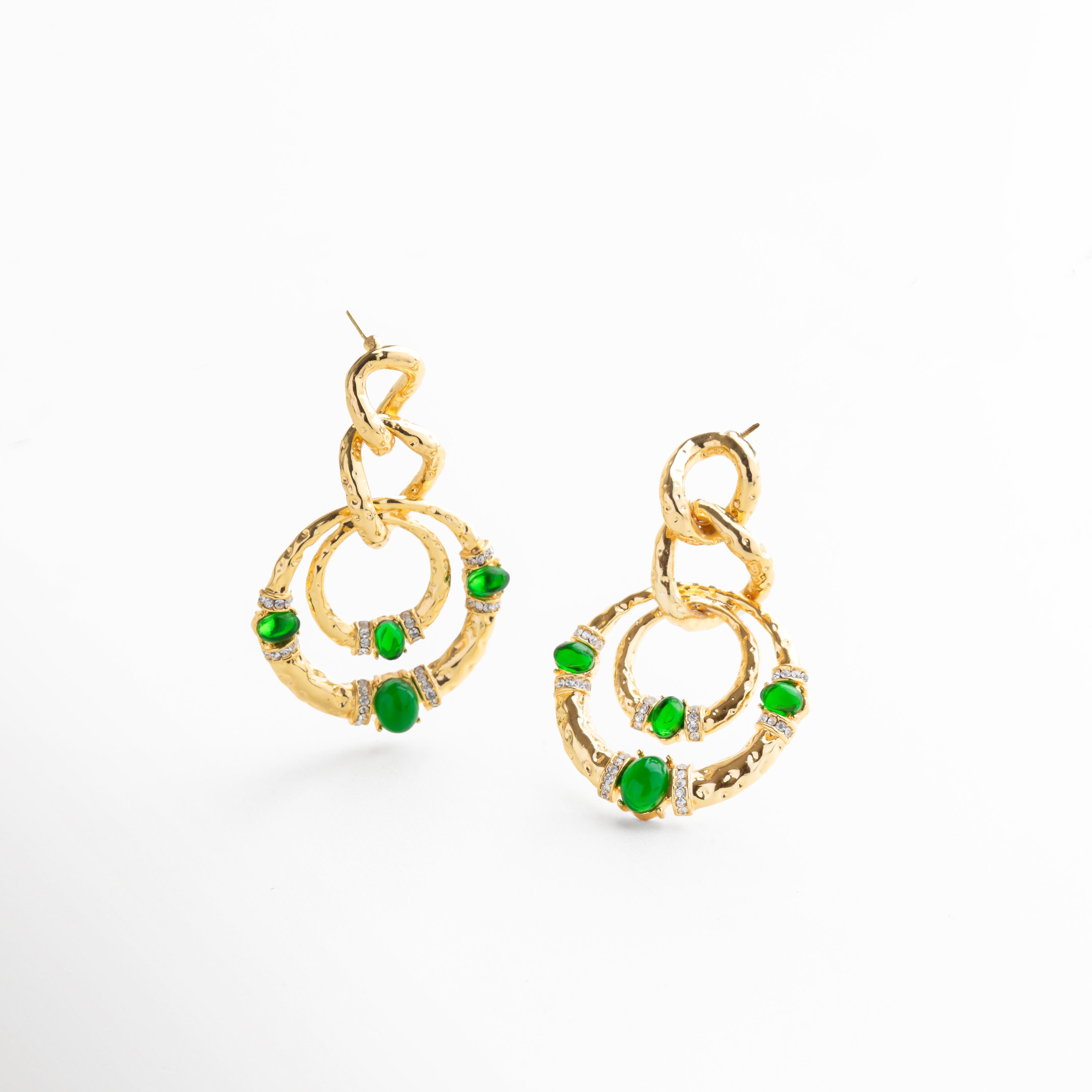 Cierre seguro y cómodo en aretes dorados con piedra verde, diseño funcional que combina estilo y practicidad