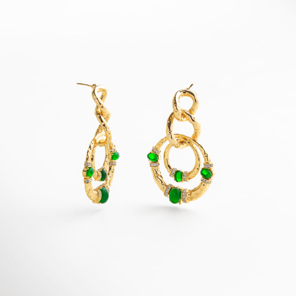 Detalle de piedra verde jade en aretes dorados, combinación de color intensa y refinada que realza cualquier look con un toque de lujo