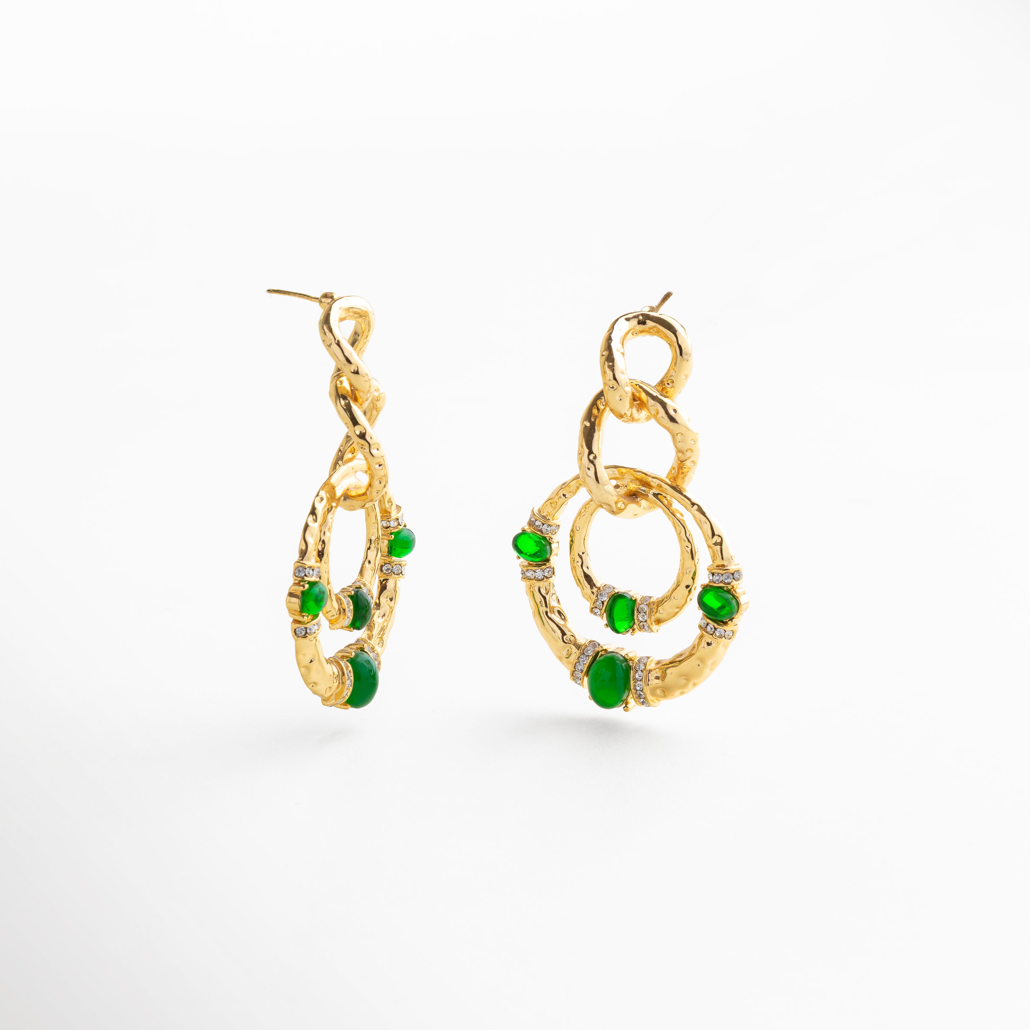 Detalle de piedra verde jade en aretes dorados, combinación de color intensa y refinada que realza cualquier look con un toque de lujo