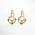 Aretes dorados con piedra verde jade de imitación, diseño elegante y vibrante que aporta un contraste sofisticado, joyería ideal para ocasiones especiales