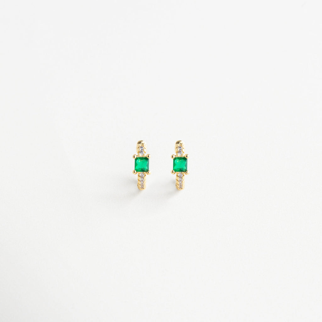 Arracadas doradas con piedra esmeralda y zirconias, Aretes pequeños con incrustaciones verdes y acabado brillante, Arracadas elegantes de 1.5 cm con esmeralda y zirconia, Aretes dorados clásicos con brillo sutil y detalle verde