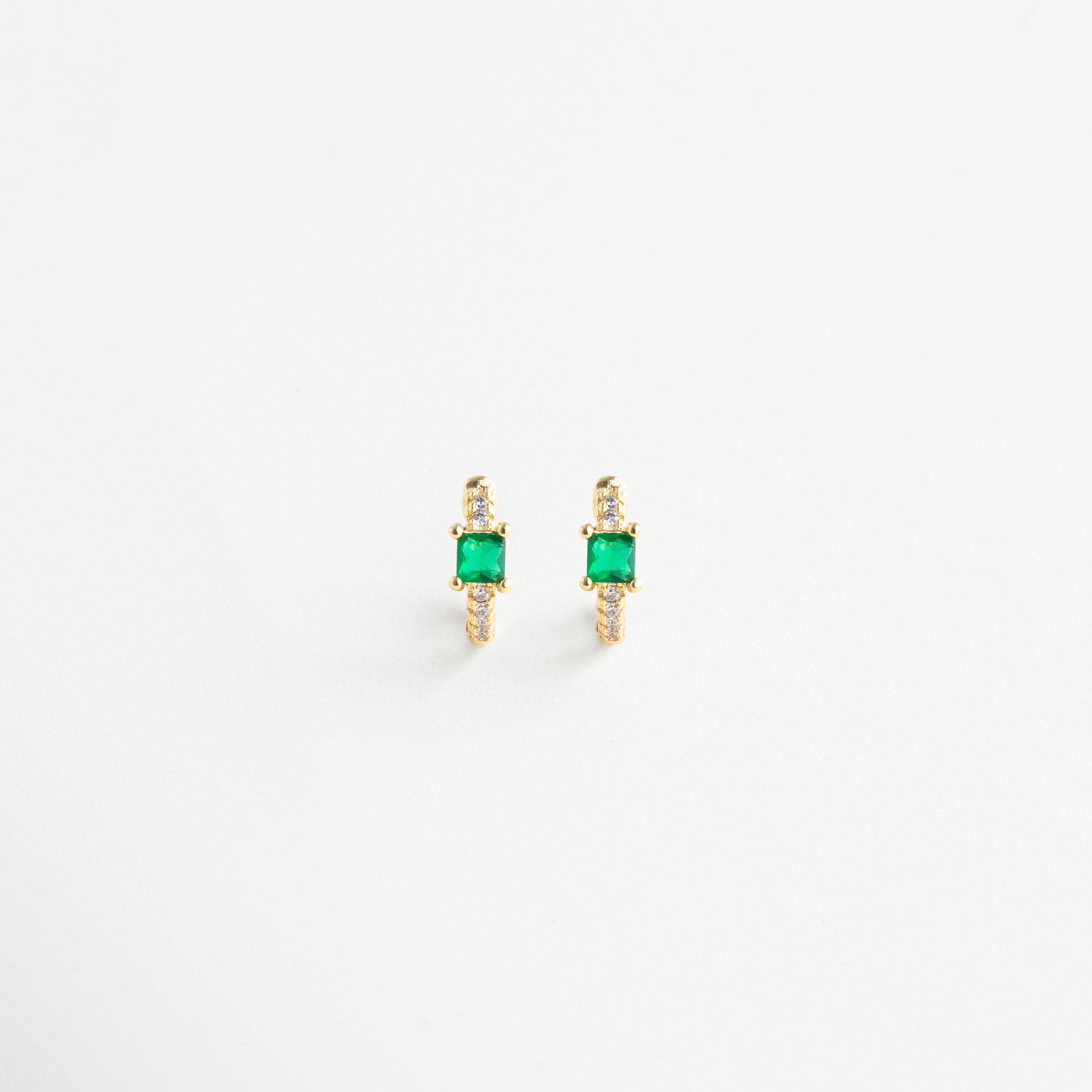 Arracadas doradas con piedra esmeralda y zirconias, Aretes pequeños con incrustaciones verdes y acabado brillante, Arracadas elegantes de 1.5 cm con esmeralda y zirconia, Aretes dorados clásicos con brillo sutil y detalle verde