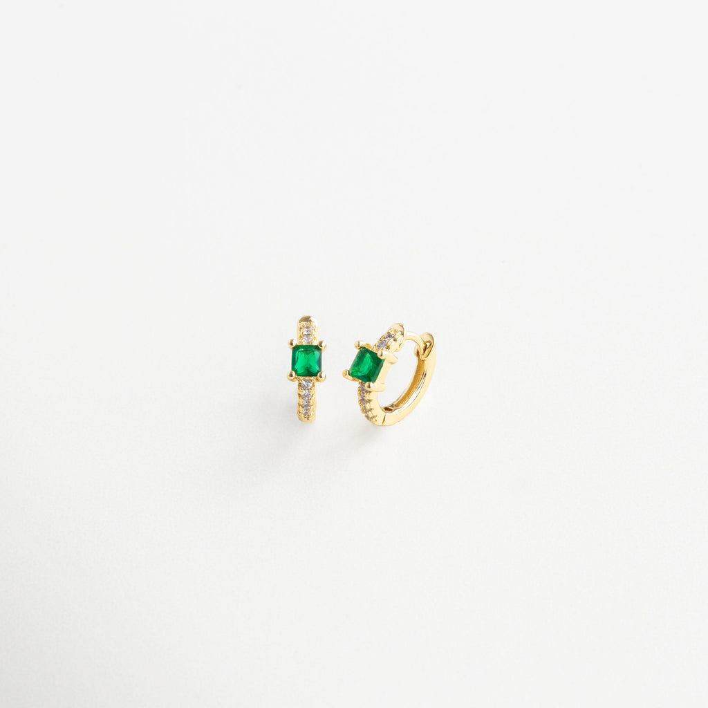 Arracadas con detalle de esmeralda y estructura dorada, Aretes de aro dorado con brillo verde delicado, Vista lateral de arracadas con piedra esmeralda y zirconias, Aros dorados con incrustación de piedra verde y diseño clásico