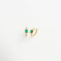Arracadas con detalle de esmeralda y estructura dorada, Aretes de aro dorado con brillo verde delicado, Vista lateral de arracadas con piedra esmeralda y zirconias, Aros dorados con incrustación de piedra verde y diseño clásico