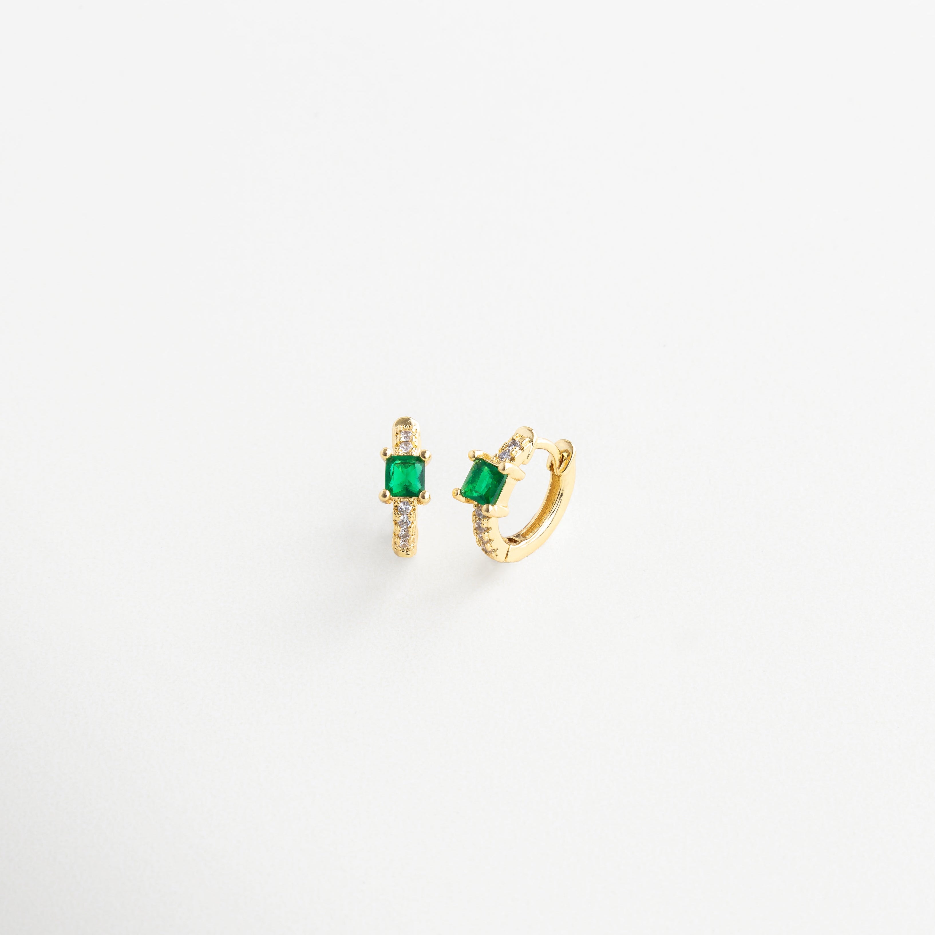 Arracadas con detalle de esmeralda y estructura dorada, Aretes de aro dorado con brillo verde delicado, Vista lateral de arracadas con piedra esmeralda y zirconias, Aros dorados con incrustación de piedra verde y diseño clásico