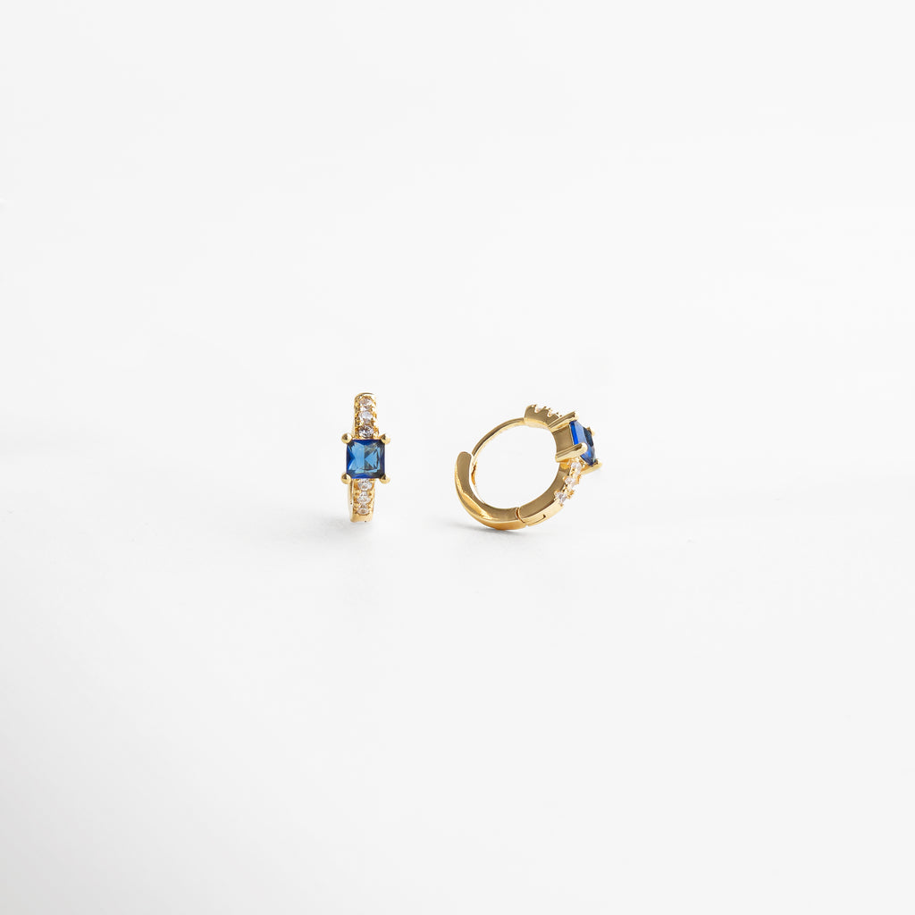 Cierre seguro en aretes hoops dorados con zirconias y piedra zafiro, diseño cómodo y resistente, joyería refinada ideal para uso diario o eventos especiales