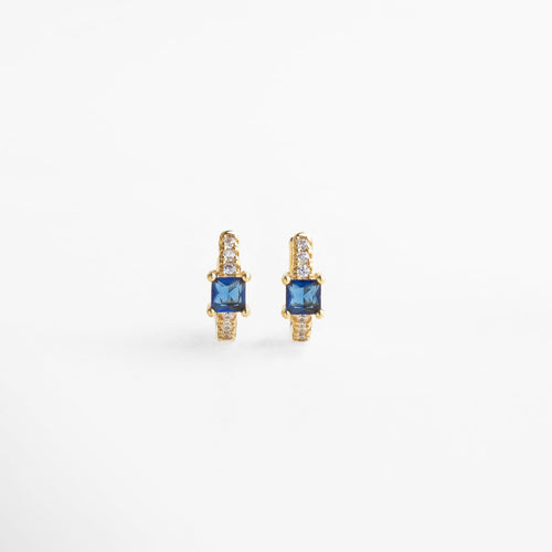 Aretes hoops dorados con zirconias brillantes y piedra zafiro, diseño clásico reinventado, joyería elegante y sofisticada, accesorio perfecto para looks formales y modernos