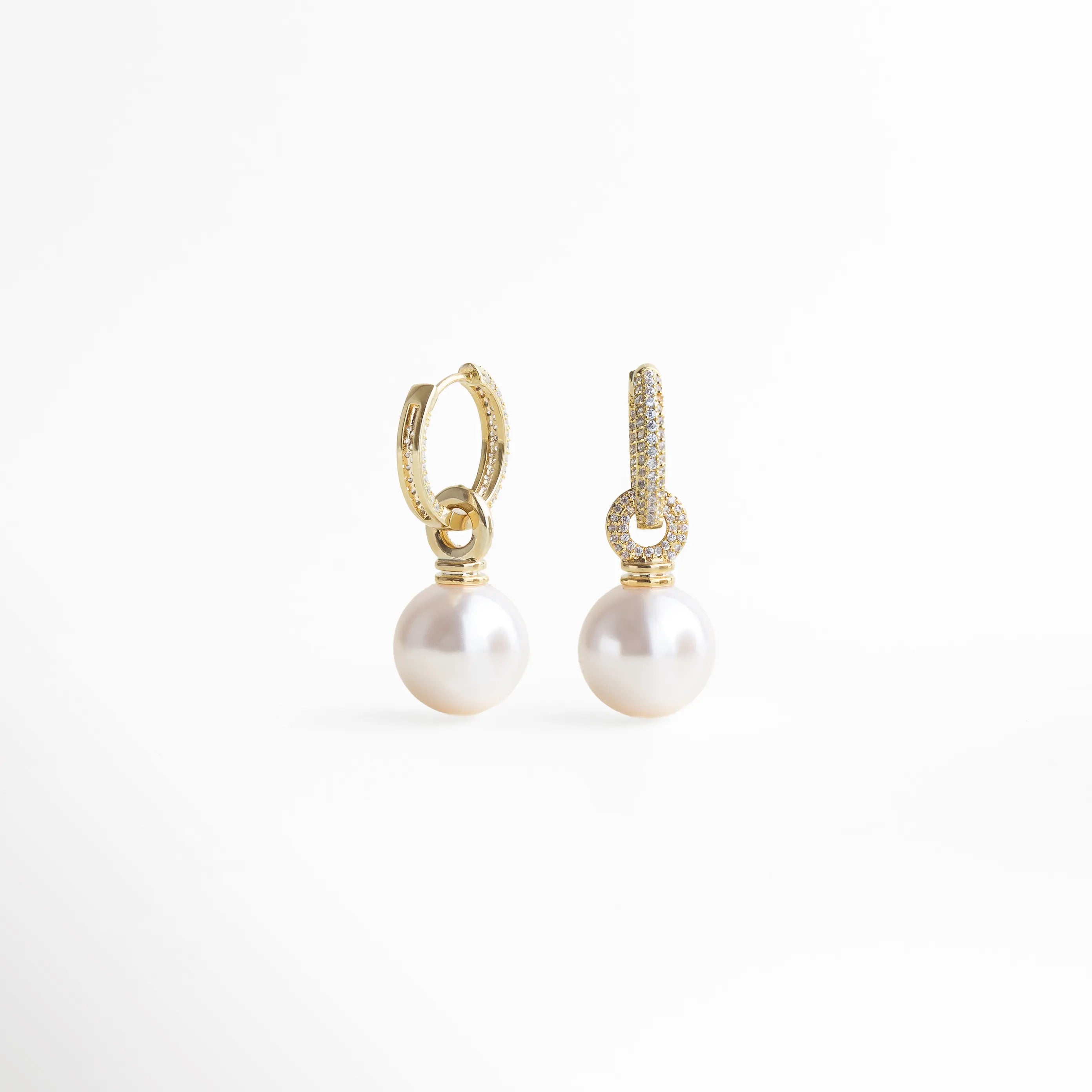aretes de perla dorados, aretes elegantes con perla, joyería clásica moderna, aretes colgantes sofisticados, accesorios femeninos dorados, aretes con brillo delicado, joyería fina mujer, aretes atemporales