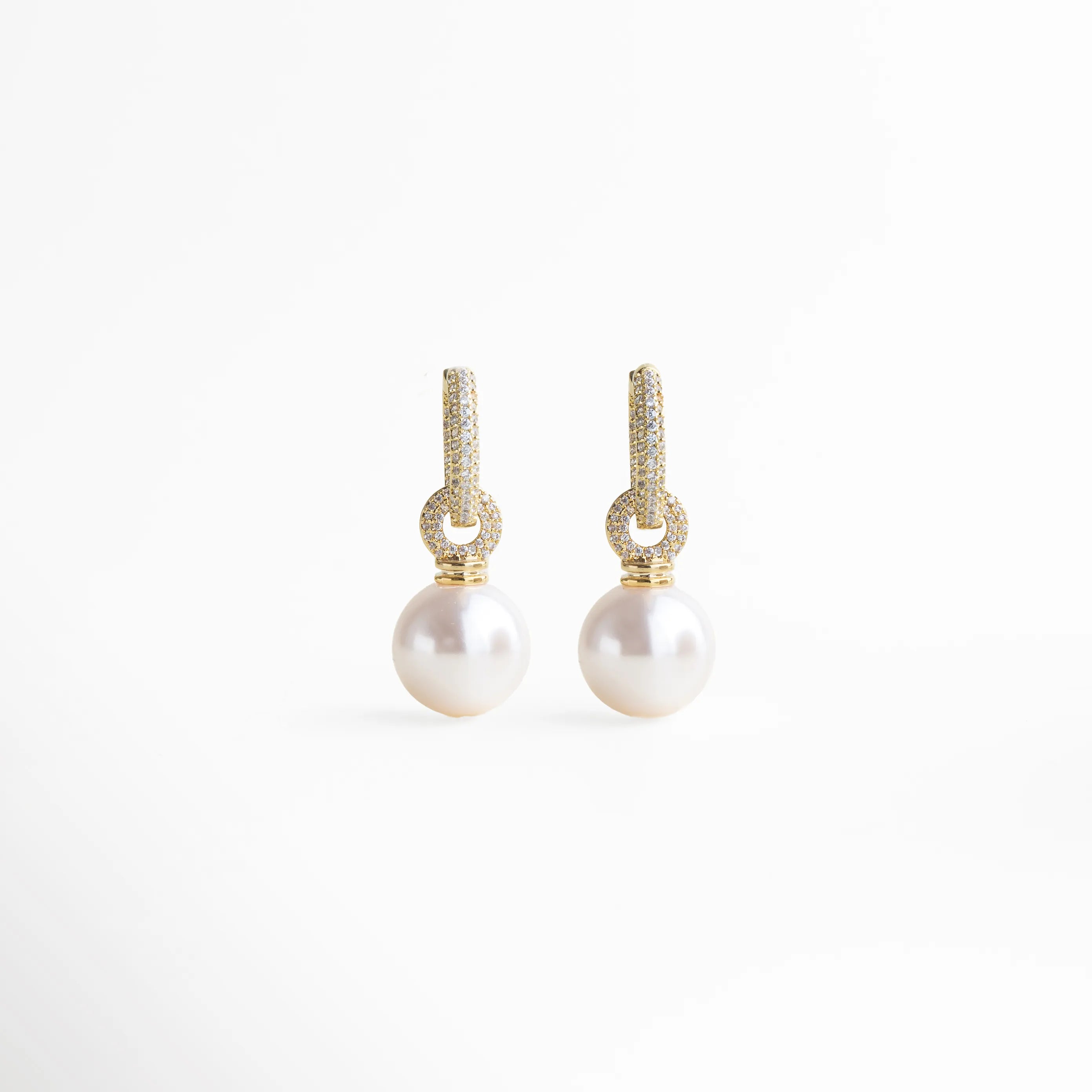 aretes de perla minimal, joyería dorada delicada, aretes pequeños elegantes, accesorios femeninos perla, joyería clásica contemporánea, aretes chic mujer, aretes luminosos, perlas elegantes
