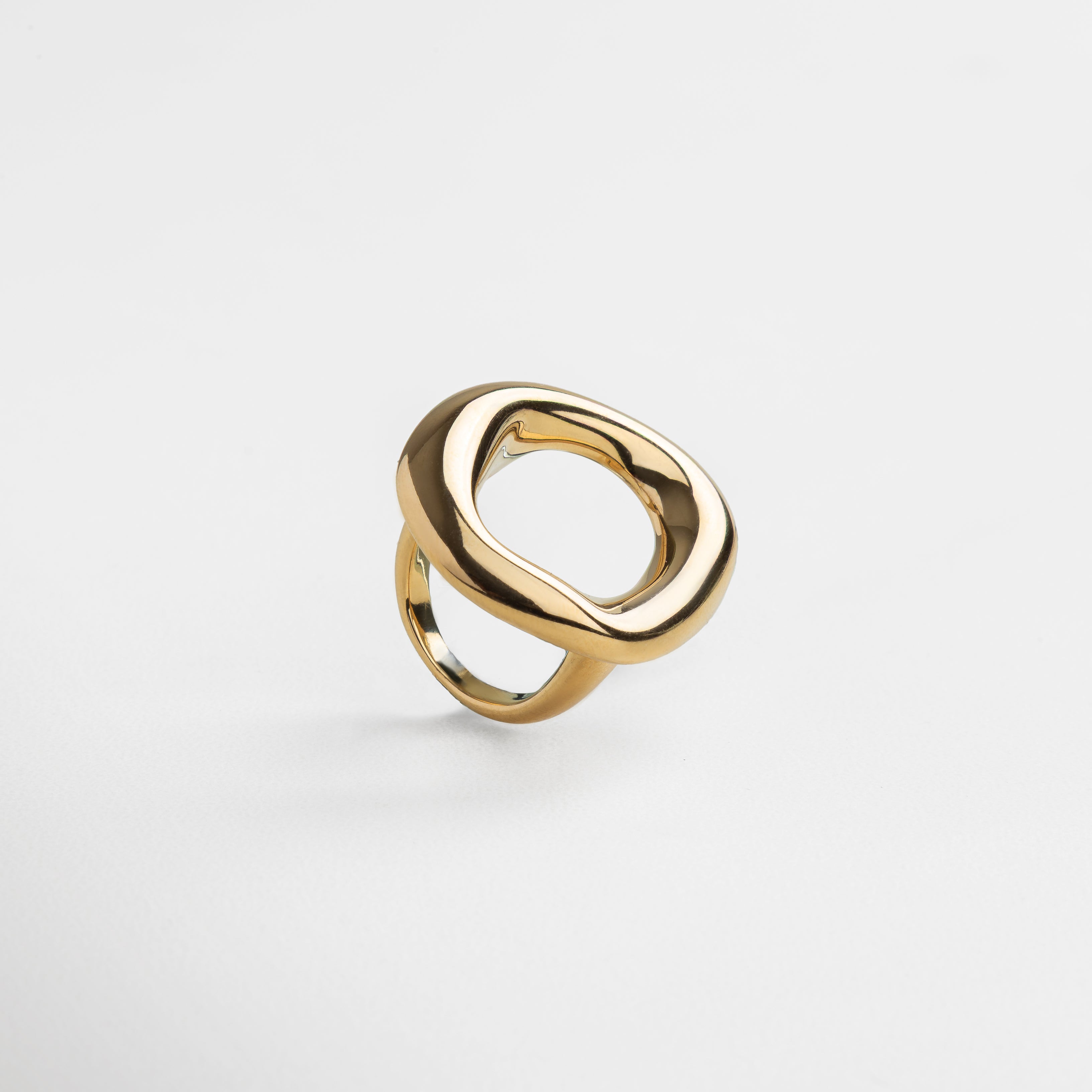 Anillo Donna Dorado de acero inoxidable minimalista, Anillo ancho y moderno con acabado en chapa de oro, Joya dorada contemporánea con diseño bold, Anillo tipo statement en acabado dorado brillante
