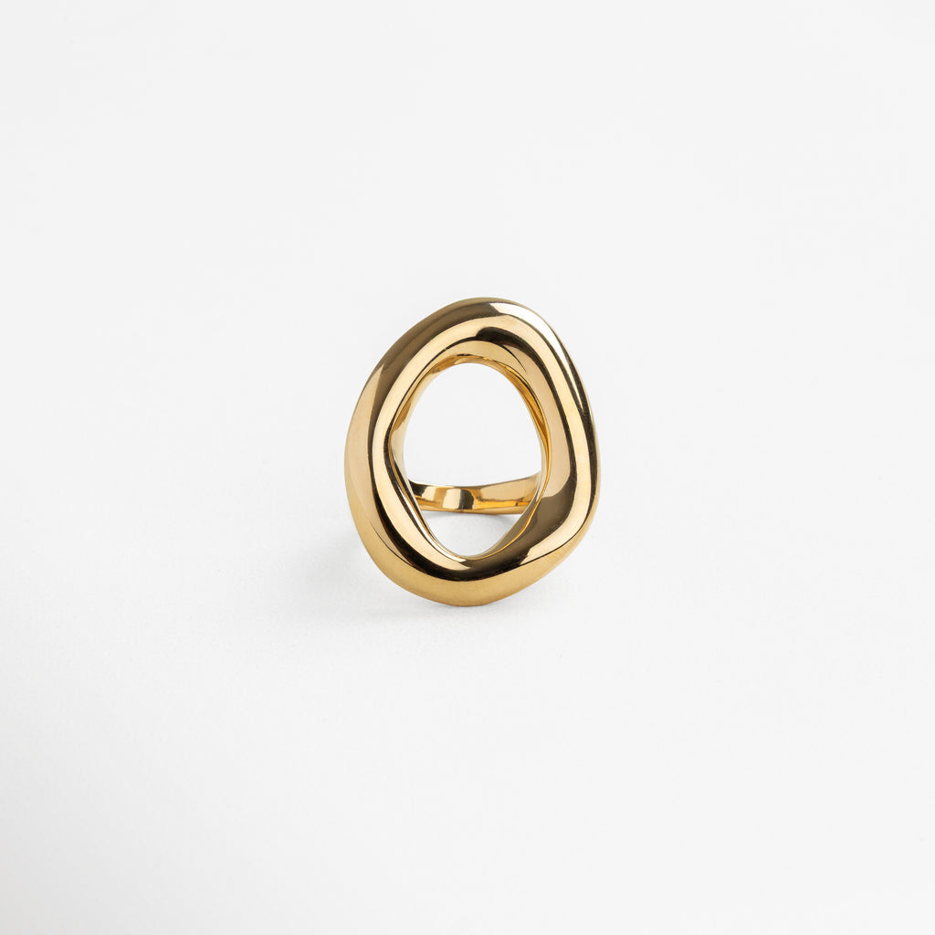 Detalle del acabado dorado pulido del Anillo Donna, Superficie brillante y ancha del anillo dorado, Textura espejo y diseño moderno en vista cercana, Acabado en chapa de oro del anillo minimalista