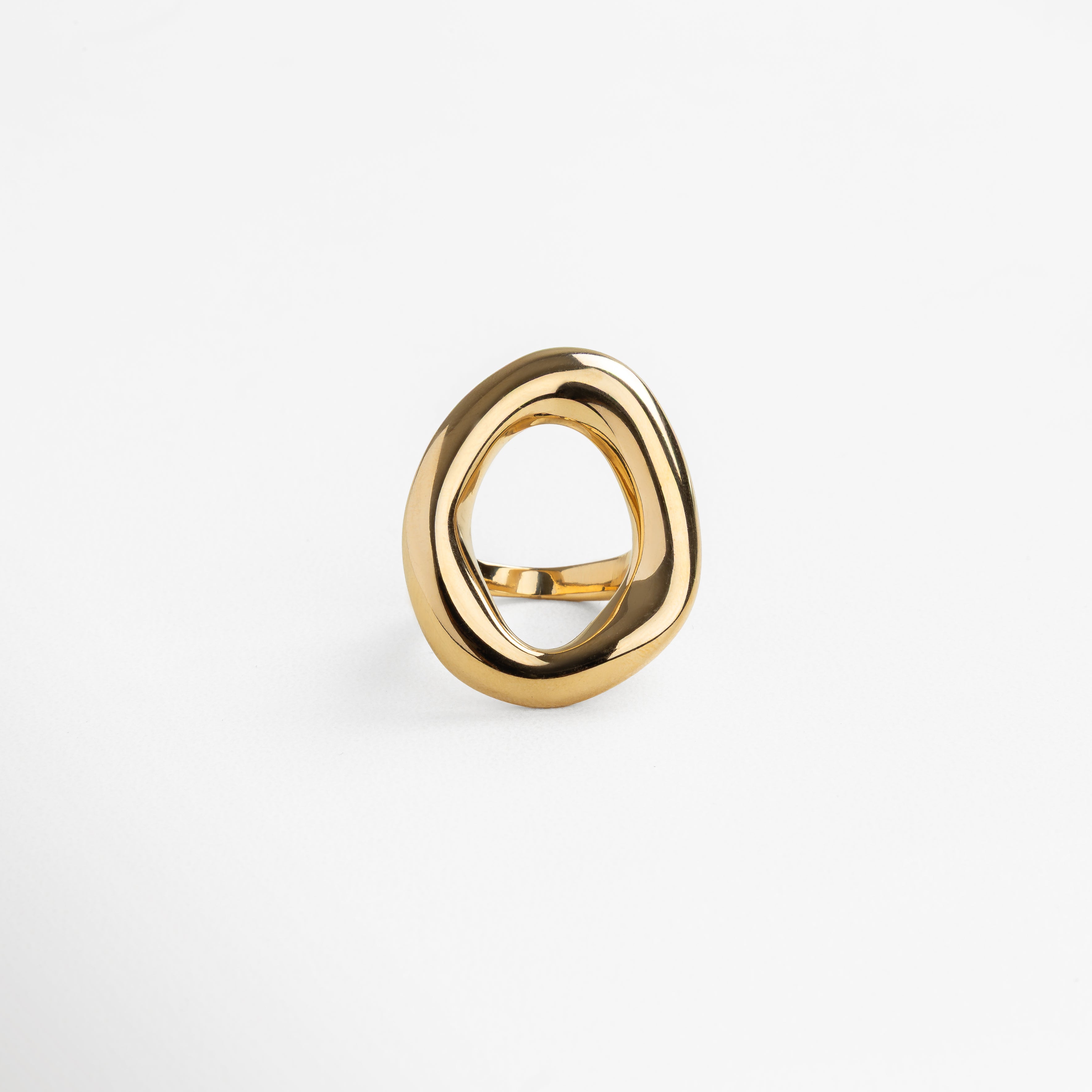 Detalle del acabado dorado pulido del Anillo Donna, Superficie brillante y ancha del anillo dorado, Textura espejo y diseño moderno en vista cercana, Acabado en chapa de oro del anillo minimalista