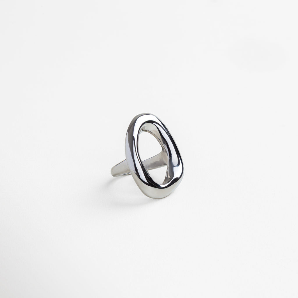 Detalle del acabado pulido del Anillo Donna Plateado, Superficie brillante y amplia del anillo de acero, Textura y diseño moderno en vista cercana del anillo, Acabado espejo del anillo minimalista plateado