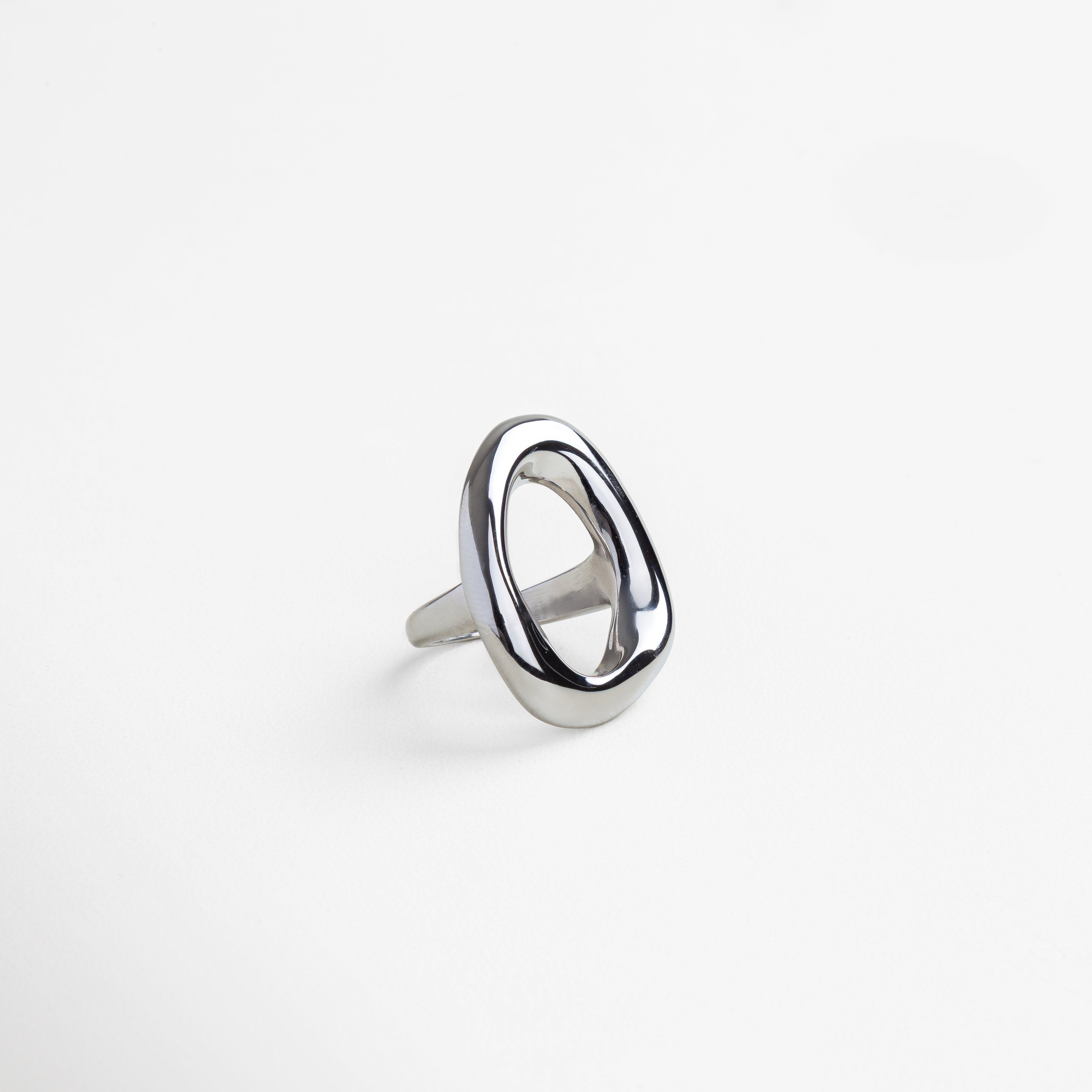 Detalle del acabado pulido del Anillo Donna Plateado, Superficie brillante y amplia del anillo de acero, Textura y diseño moderno en vista cercana del anillo, Acabado espejo del anillo minimalista plateado