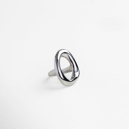 Detalle del acabado pulido del Anillo Donna Plateado, Superficie brillante y amplia del anillo de acero, Textura y diseño moderno en vista cercana del anillo, Acabado espejo del anillo minimalista plateado