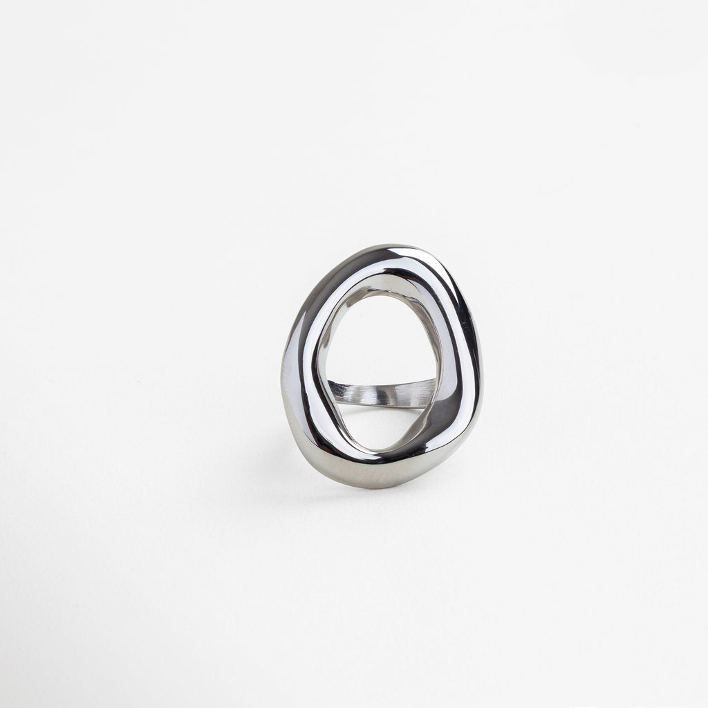 Anillo Donna Plateado de acero inoxidable minimalista, Anillo ancho y moderno en acabado plateado, Joya plateada contemporánea con silueta bold, Anillo tipo statement en acero inoxidable