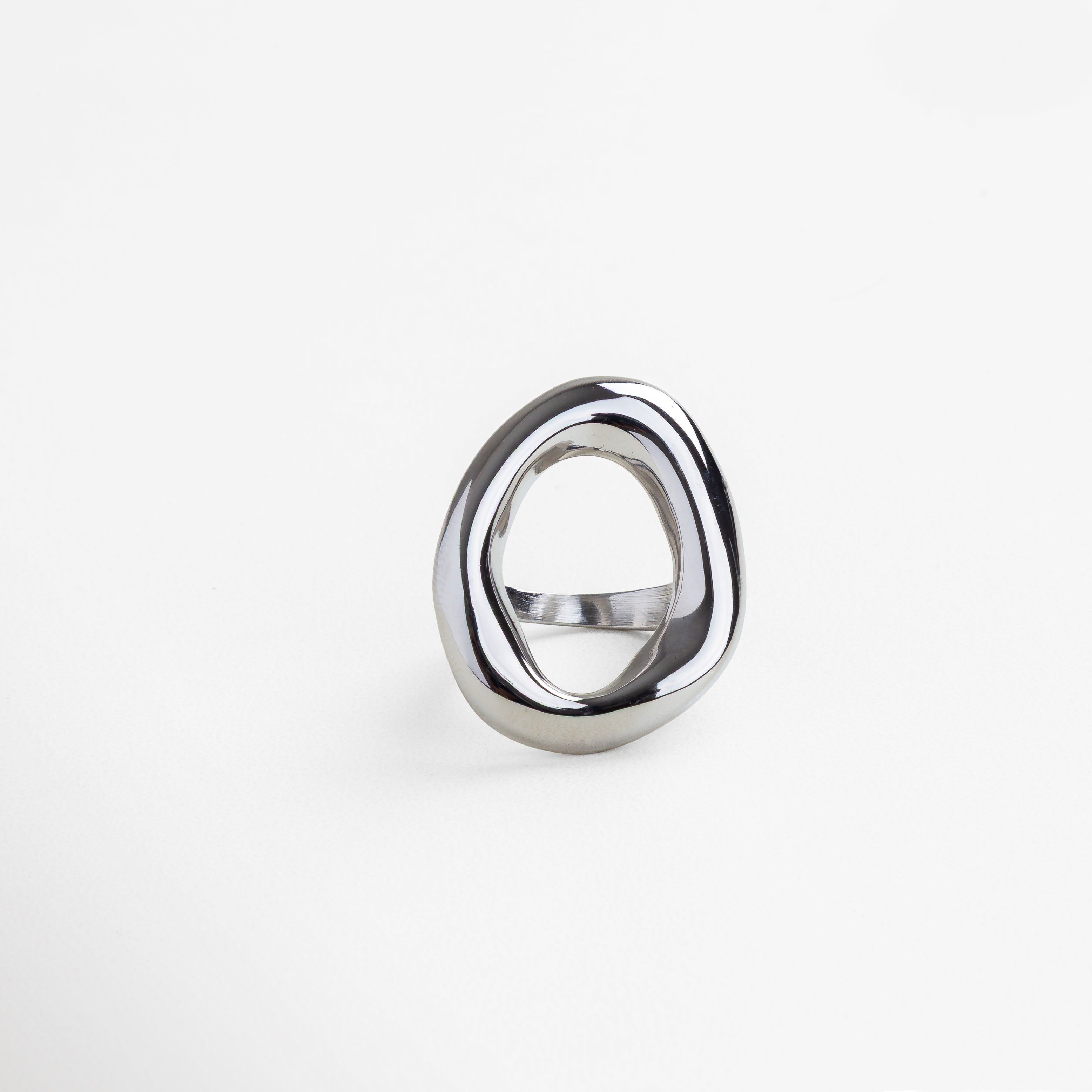 Anillo Donna Plateado de acero inoxidable minimalista, Anillo ancho y moderno en acabado plateado, Joya plateada contemporánea con silueta bold, Anillo tipo statement en acero inoxidable