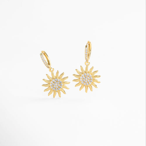 aretes colgantes dorados con zirconias brillantes, pendientes dorados con diseño elegante y piedras, aretes sunrise largos con chapa de oro y zirconias, joyería dorada femenina con detalles brillantes, aretes delicados de chapa de oro 18k y zirconias