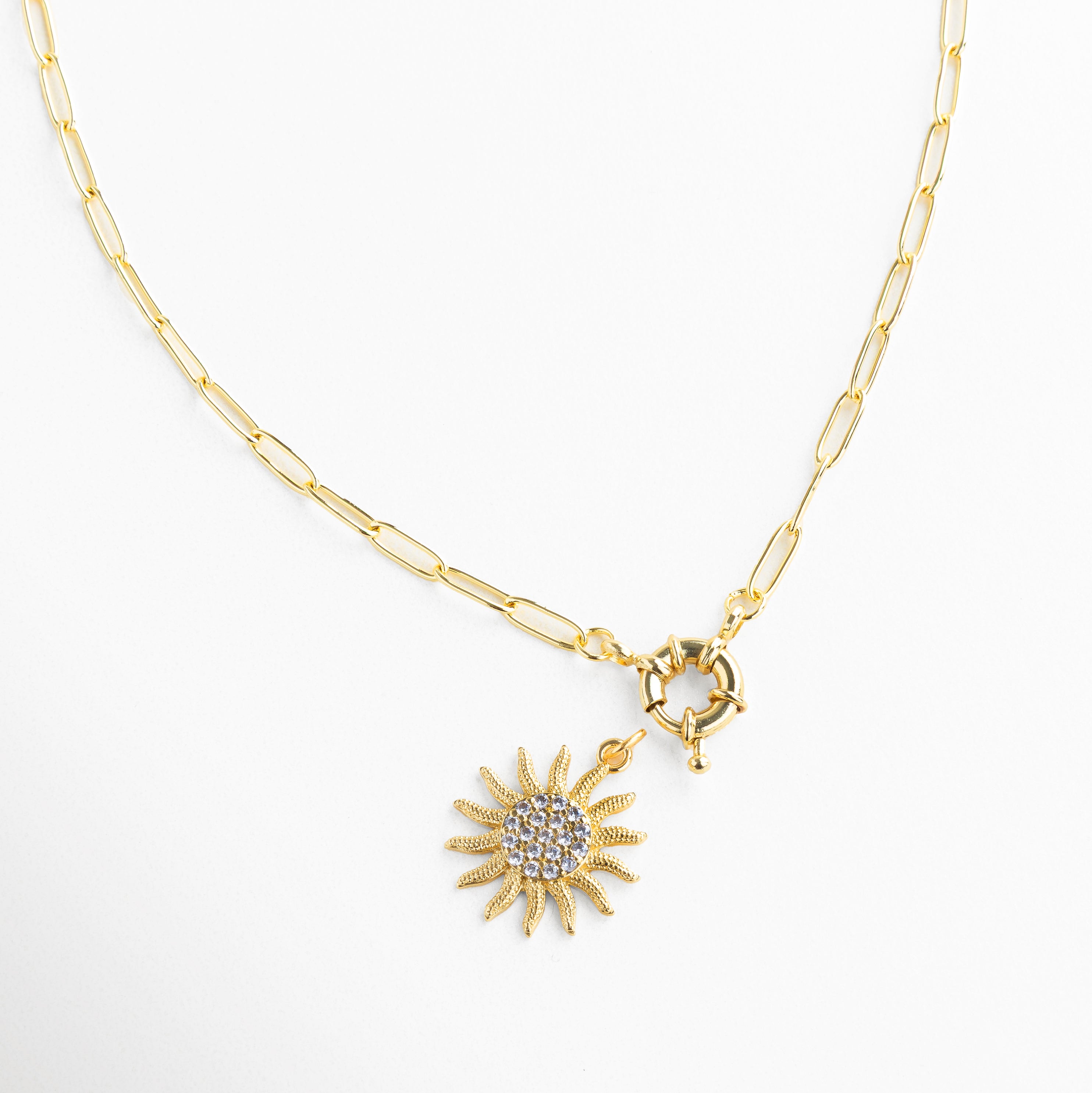 Collar dorado con dije de sol brillante e incrustaciones de zirconias, Joya dorada con colgante redondo en forma de sol, Collar chapado en oro 18K con diseño de sol radiante, Collar delicado con dije solar en tono dorado