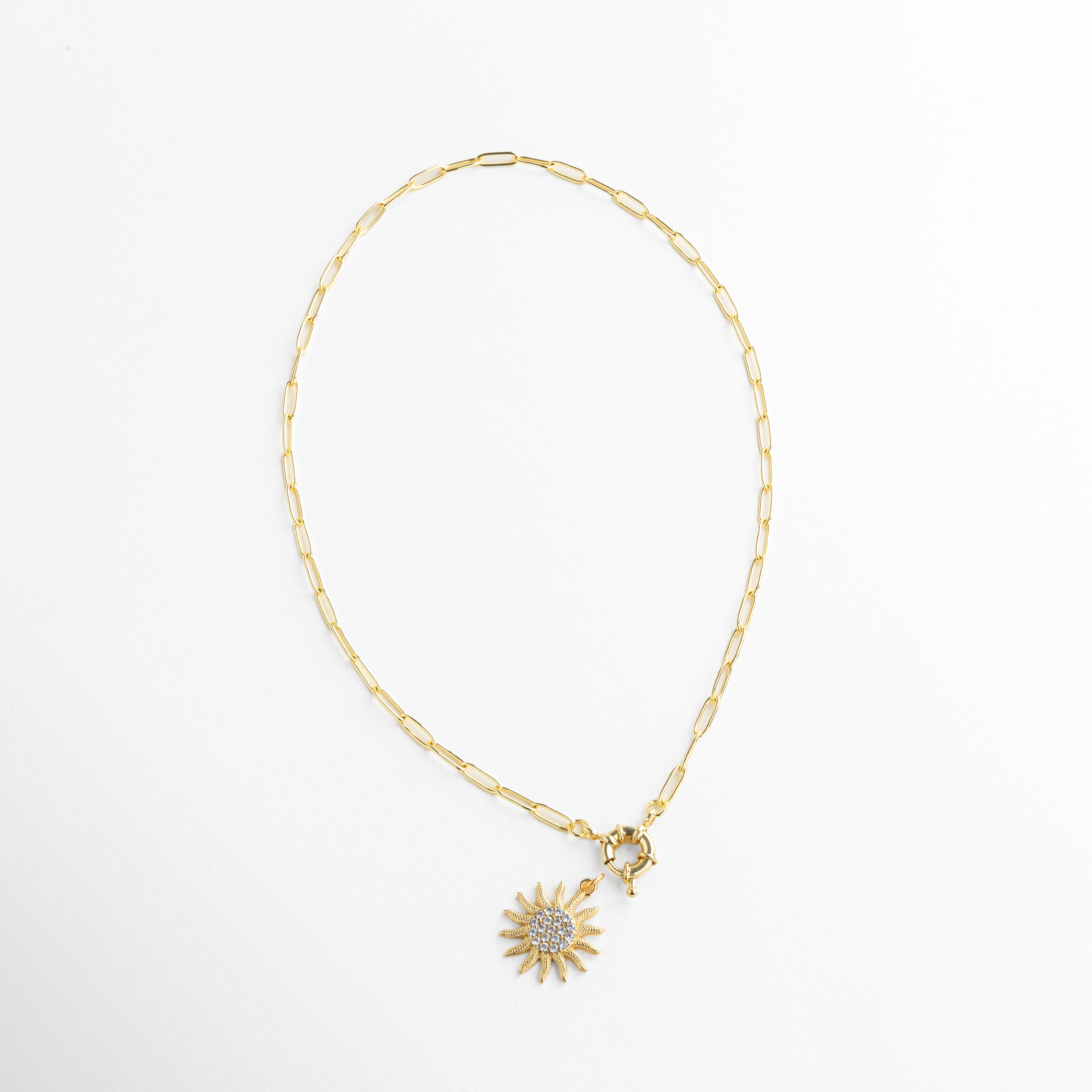 Collar de 40 cm con dije de sol de 2 cm de diámetro, Proporción del colgante solar en collar chapado en oro, Escala real de collar con diseño radiante, Tamaño del dije solar en joyería dorada delicada
