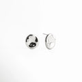 aretes plateados pulidos, aretes tipo botón, joyería plateada minimalista, aretes modernos mujer, aretes redondos elegantes, accesorios plateados chic, aretes básicos sofisticados, joyería contemporánea
