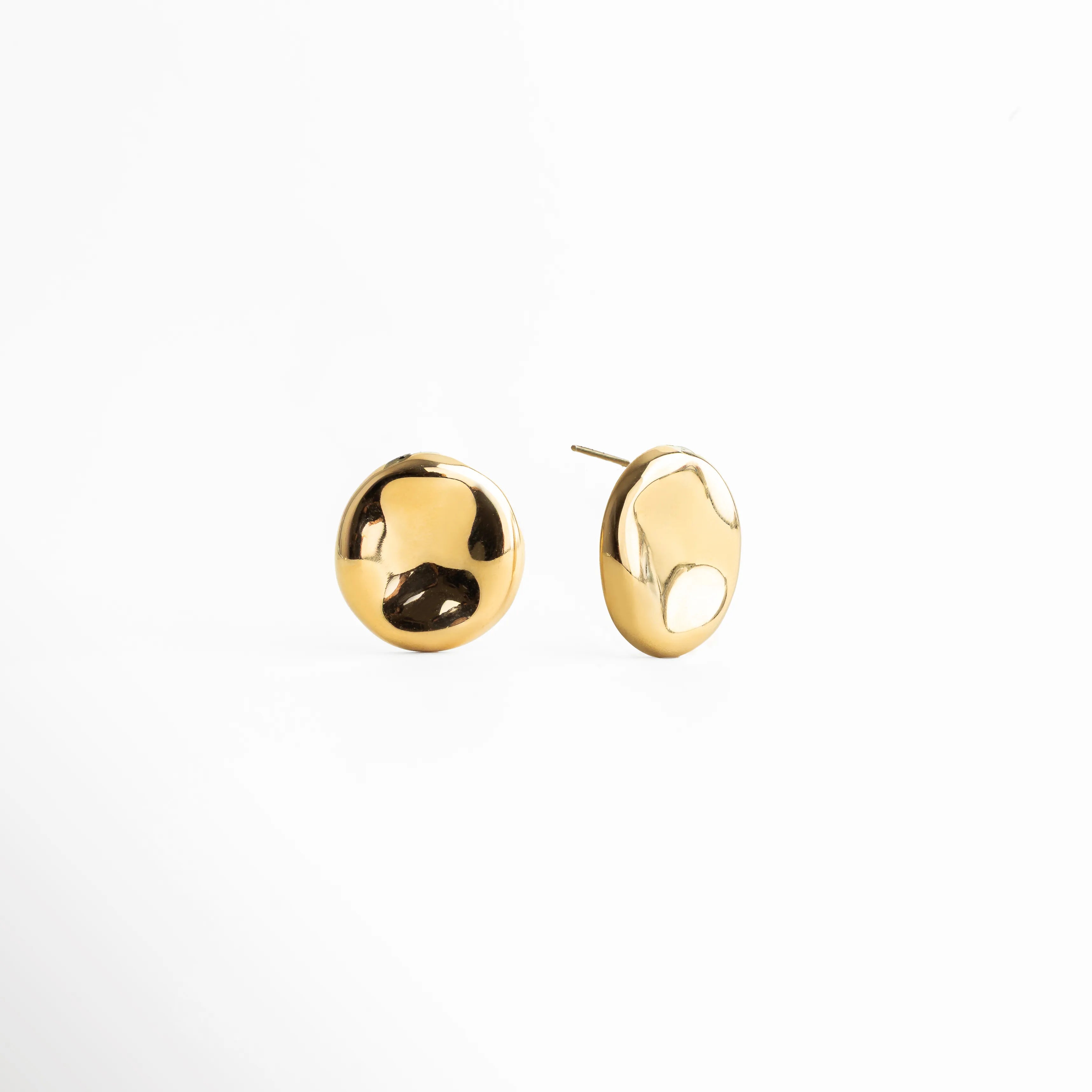 aretes dorados pulidos, aretes tipo botón, joyería dorada minimalista, aretes modernos mujer, aretes redondos elegantes, accesorios dorados chic, aretes básicos sofisticados, joyería contemporánea