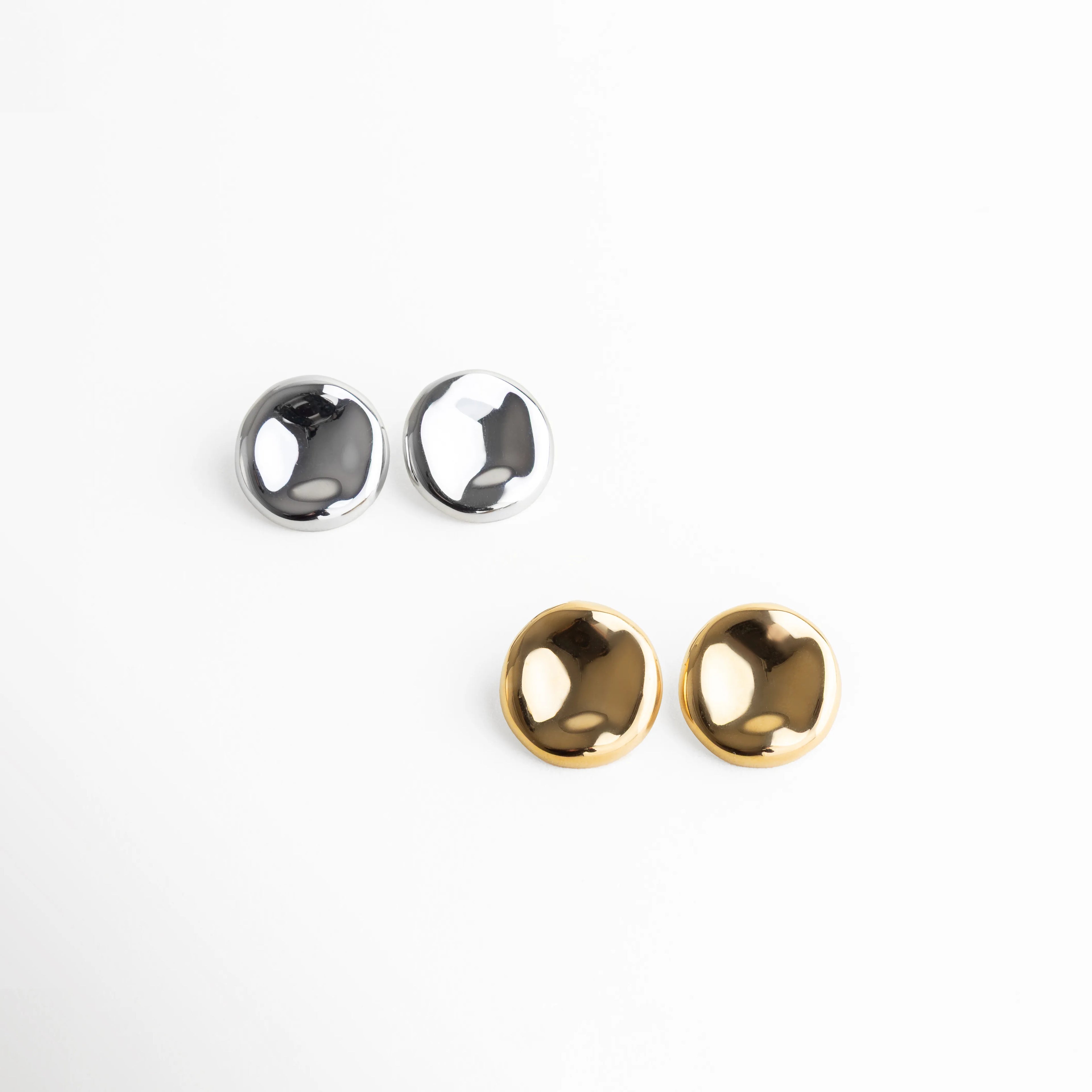 aretes dorados vista frontal, aretes redondos dorados, joyería minimal mujer, aretes pequeños elegantes, accesorios femeninos dorados, joyería dorada moderna, aretes pulidos clásicos, aretes chic diarios