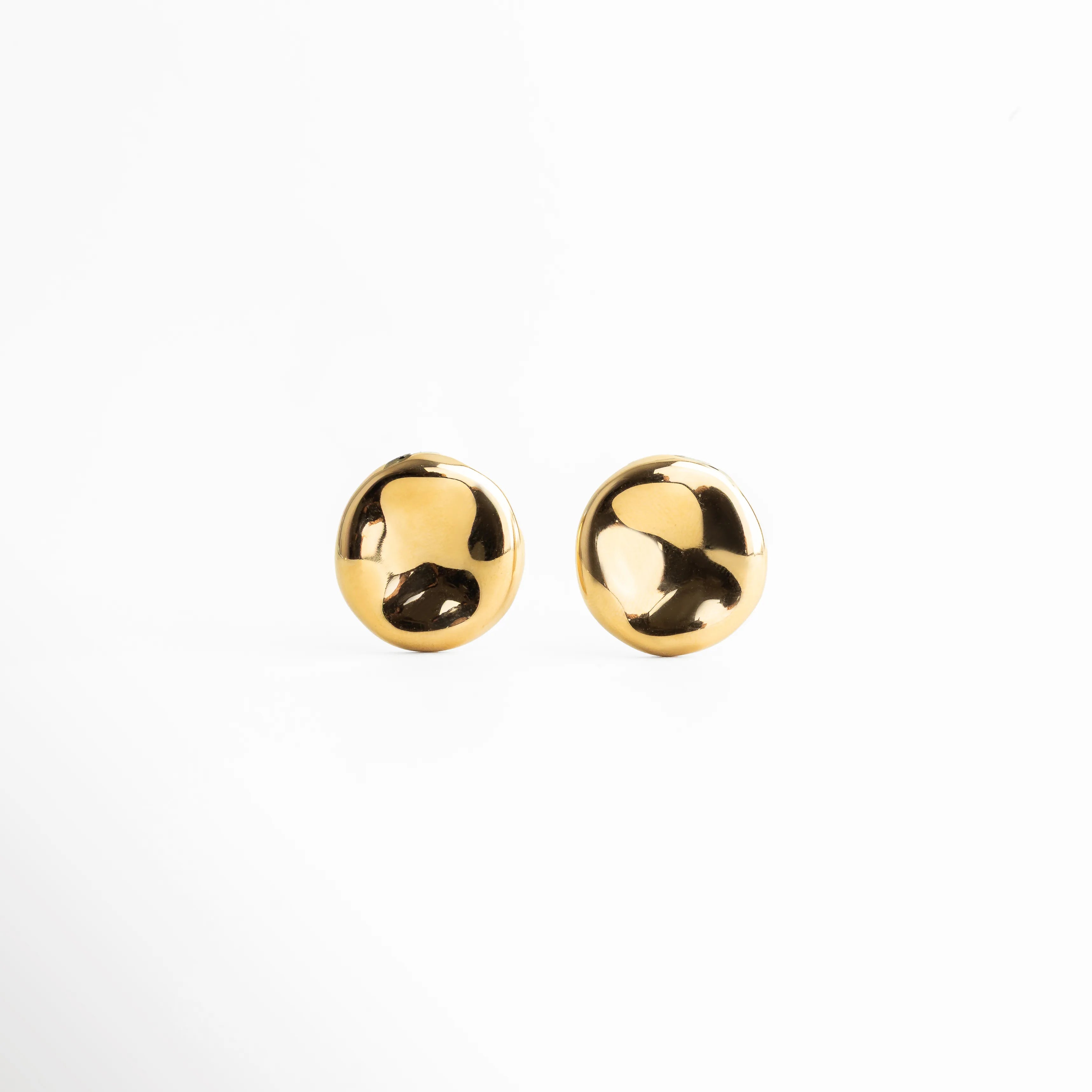 aretes dorados y plateados, aretes redondos modernos, joyería bicolor mujer, aretes pulidos elegantes, accesorios básicos de joyería, aretes minimal chic, joyería versátil mujer, aretes contemporáneos