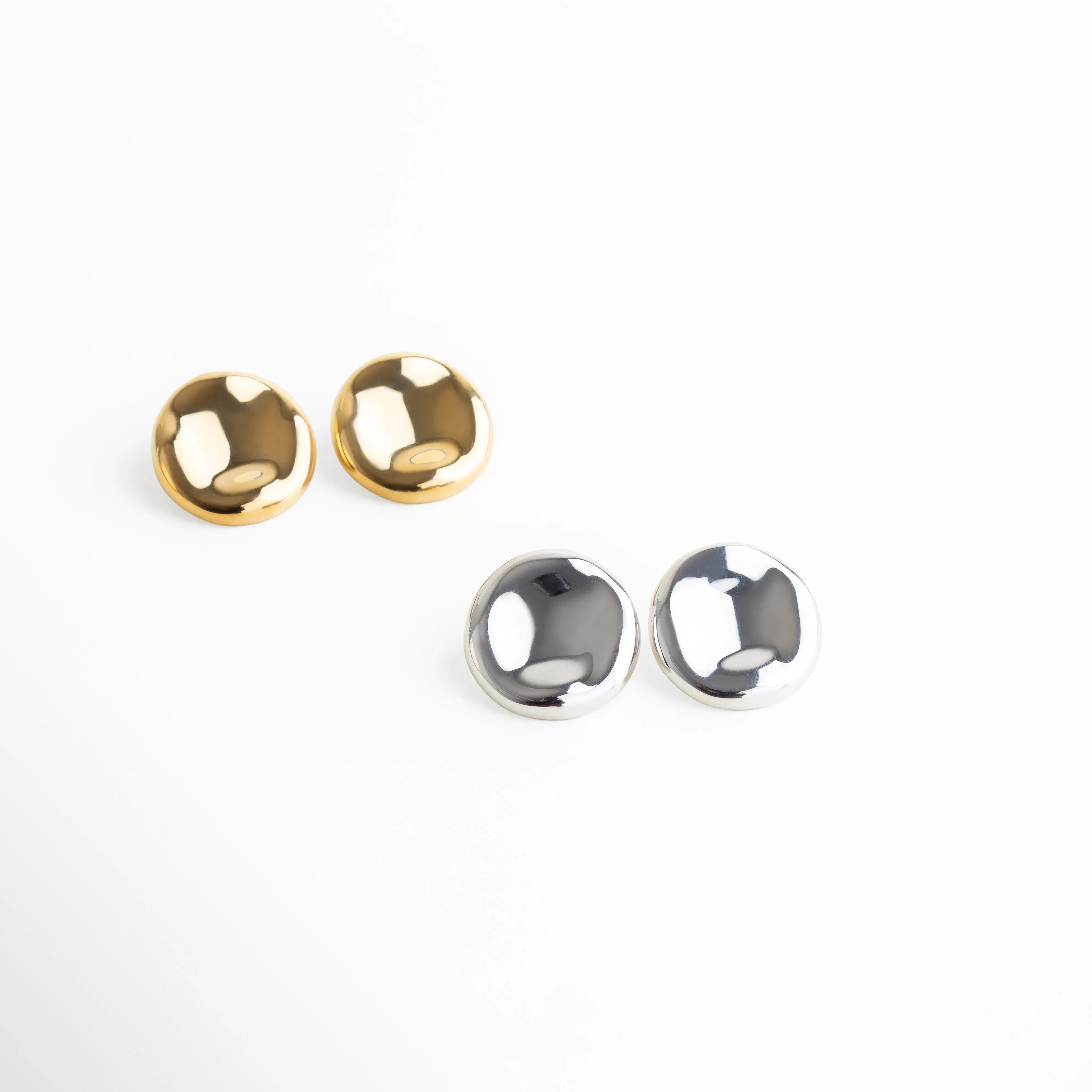 aretes dorados y plateados, aretes redondos modernos, joyería bicolor mujer, aretes pulidos elegantes, accesorios básicos de joyería, aretes minimal chic, joyería versátil mujer, aretes contemporáneos