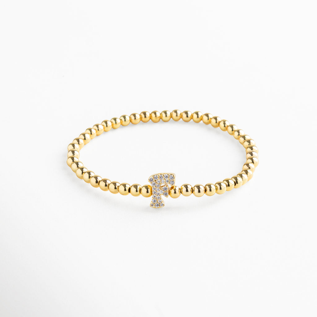 Pulsera elástica de cobre con recubrimiento enchapado en oro 18K e incrustaciones de zirconias, diseño de cuentas doradas con dije en forma de letra F personalizada, joya delicada y versátil de 1 x 0.7 cm ideal para uso diario.
