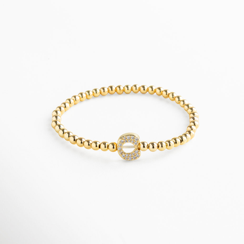Pulsera elástica de cobre con recubrimiento enchapado en oro 18K e incrustaciones de zirconias, diseño de cuentas doradas con dije en forma de letra C personalizada, joya delicada y versátil de 1 x 0.7 cm ideal para uso diario.