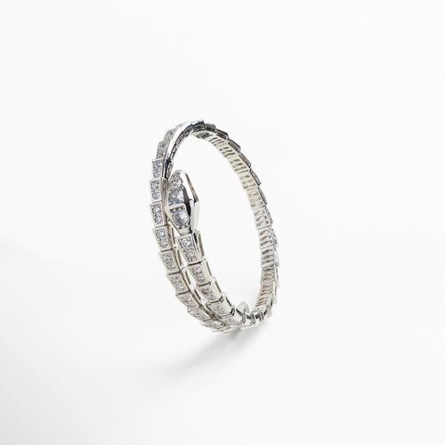 Pulsera articulada con diseño de serpiente en oro blanco 14K, Brazalete envolvente con cierre en forma de cabeza de serpiente, Joya sofisticada con incrustaciones de zirconias cúbicas brillantes, Pulsera estilo serpiente con acabado enchapado en plata y oro blanco, Accesorio de lujo inspirado en diseños clásicos contemporáneos