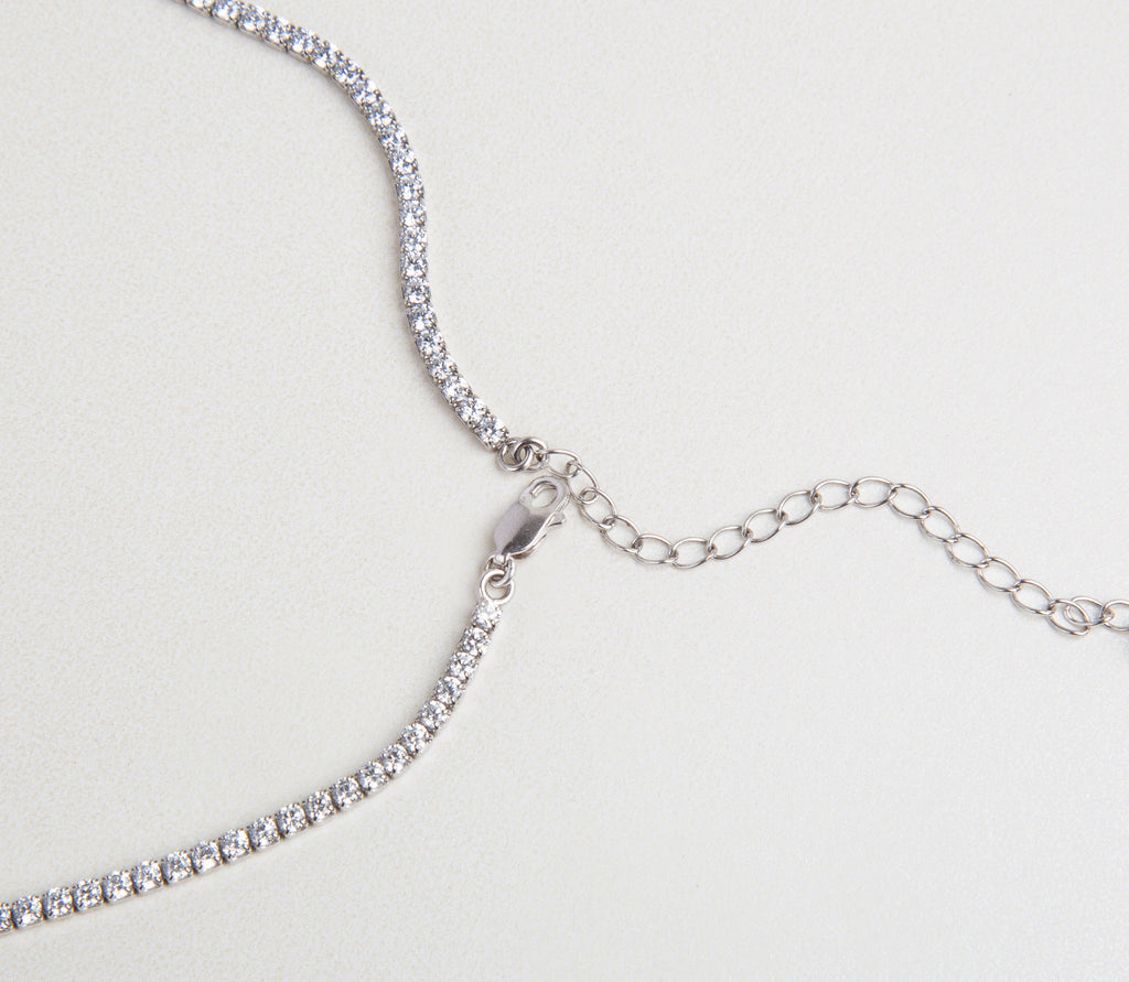 Collar minimalista brillante, Joyería de lujo discreta, Accesorio sutil con piedras, Collar clásico de zirconias
