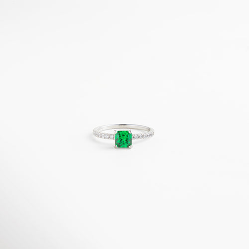 Anillo Nisii Green visto de frente, con piedra central verde esmeralda rodeada de zirconias brillantes.
Vista frontal del anillo plateado con incrustaciones de zirconias que realzan la piedra verde central. Primer plano frontal del Anillo Nisii Green, diseño delicado y sofisticado sobre fondo neutro. Anillo plateado con piedra central verde y brillo de zirconias, vista frontal completa. Anillo elegante con piedra verde esmeralda y detalles brillantes de zirconias, visto de frente 