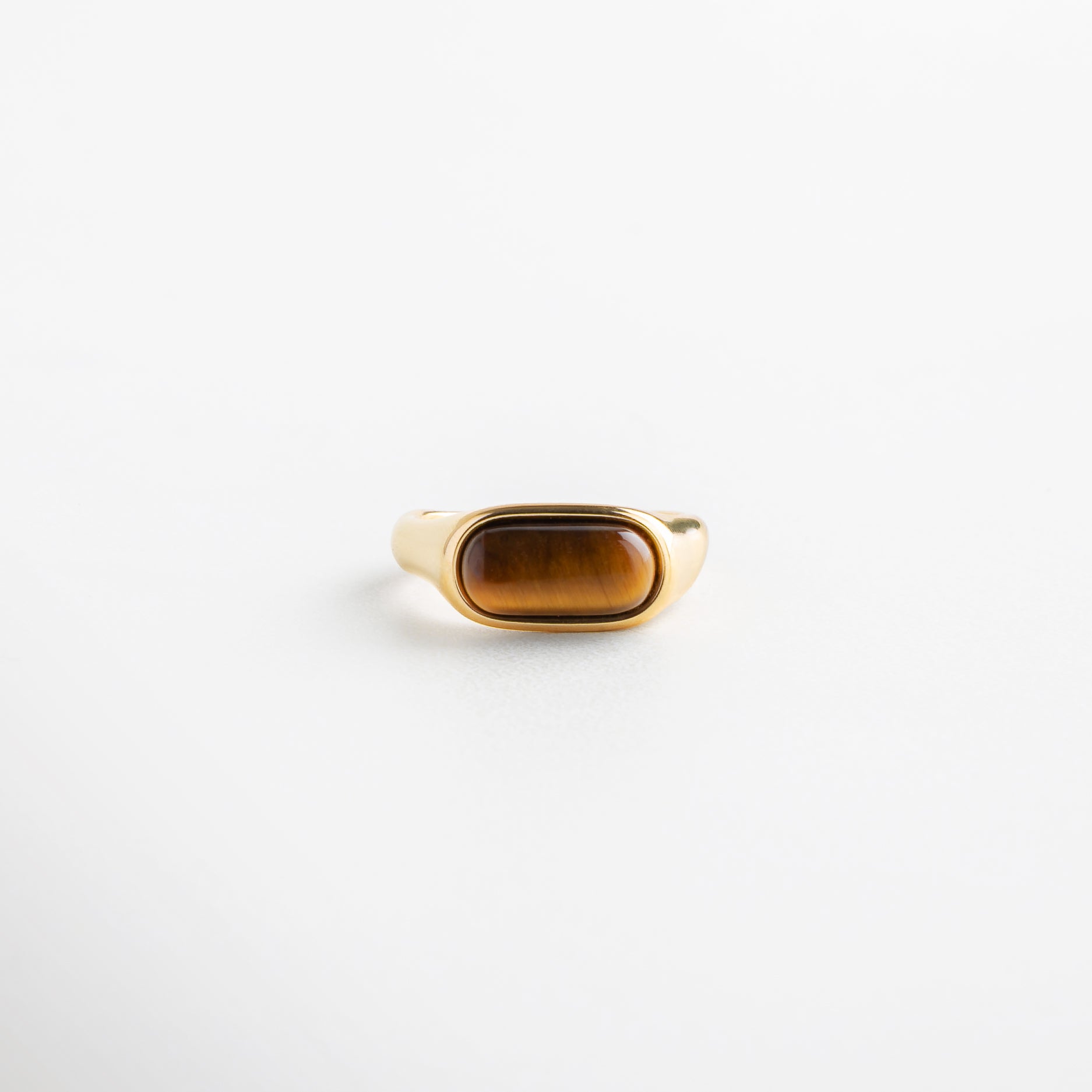 Anillo dorado con piedra ojo de tigre rectangular, Anillo de acero inoxidable con chapa de oro y ojo de tigre, Anillo elegante con piedra natural en tonos terrosos, Joya dorada con piedra ojo de tigre en corte rectangular