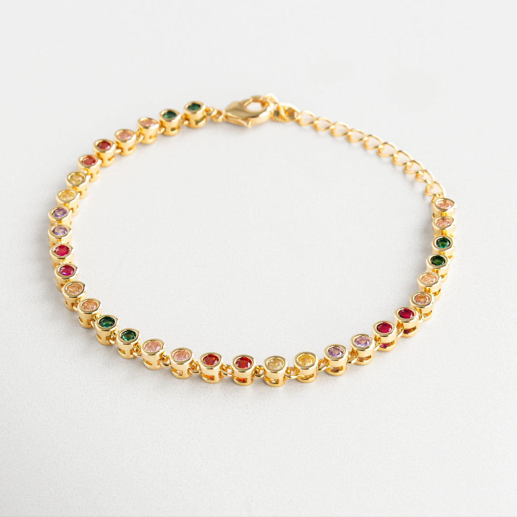 Pulsera dorada con zirconias multicolor brillantes, Pulsera elegante en chapa de oro con piedras de colores, Diseño colorido y sofisticado de pulsera con zirconias, Pulsera Rodas en tonos vibrantes sobre base dorada