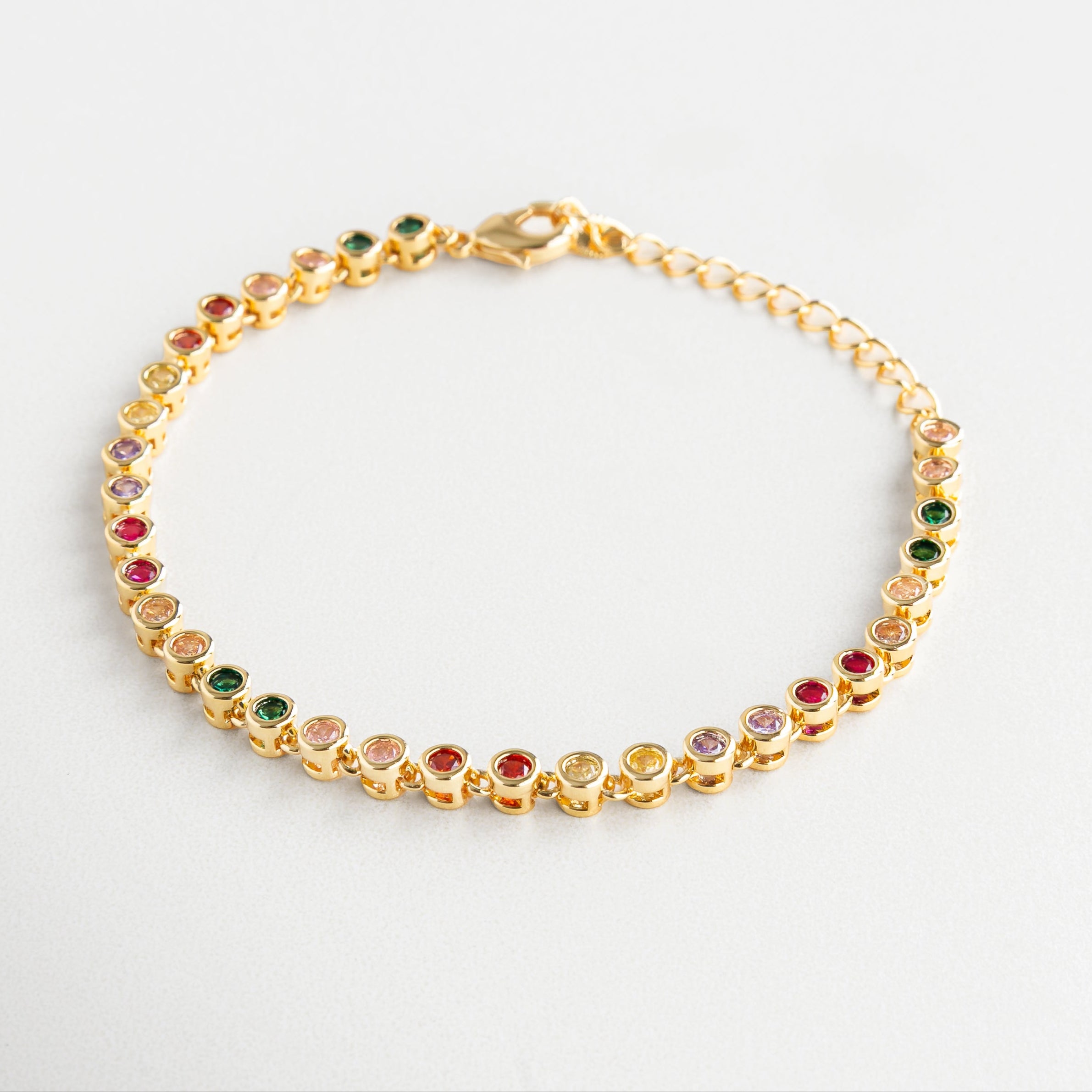 Pulsera dorada con zirconias multicolor brillantes, Pulsera elegante en chapa de oro con piedras de colores, Diseño colorido y sofisticado de pulsera con zirconias, Pulsera Rodas en tonos vibrantes sobre base dorada