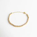 Diseño delicado con acabado dorado y piedras rosadas que reflejan la luz, ideal para un look femenino y elegante.
