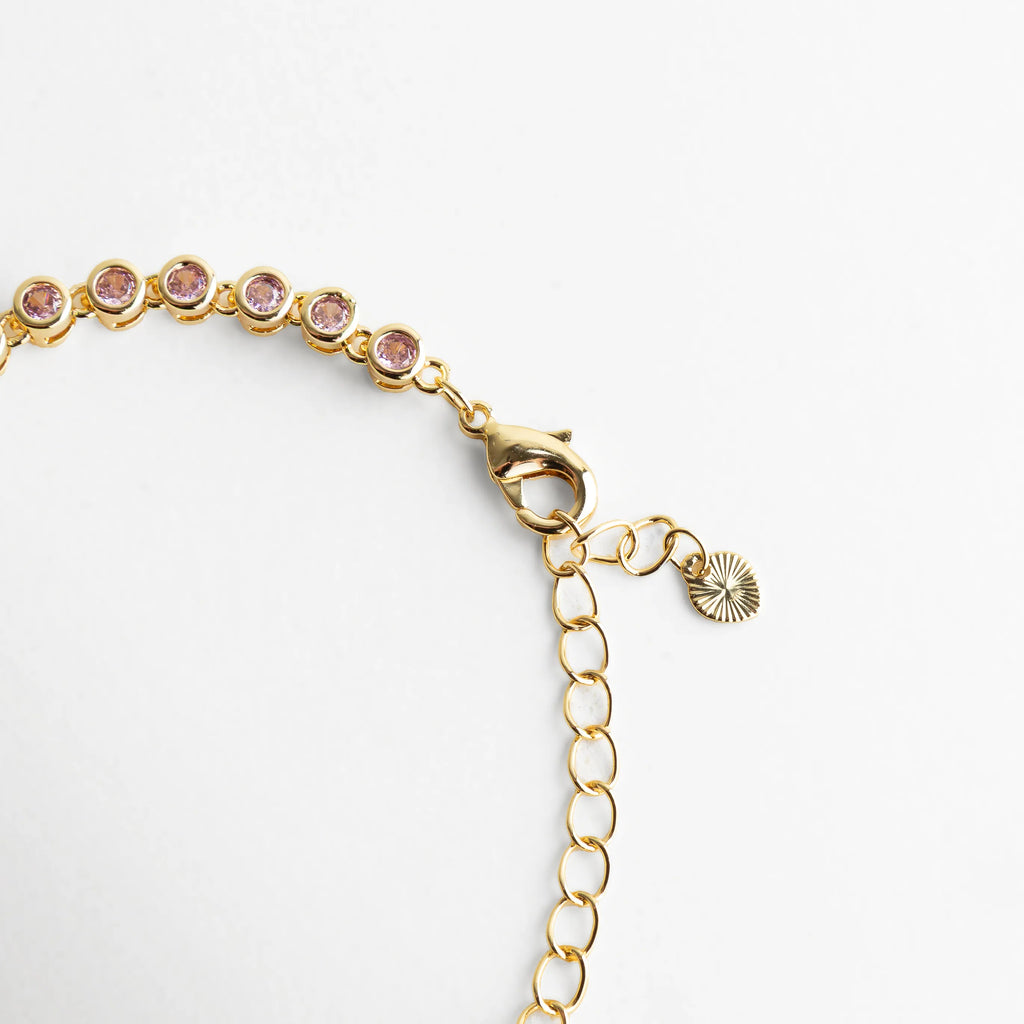 Cierre tipo langosta con cadena ajustable y charm grabado, un toque final que resalta la calidad artesanal de la pieza.