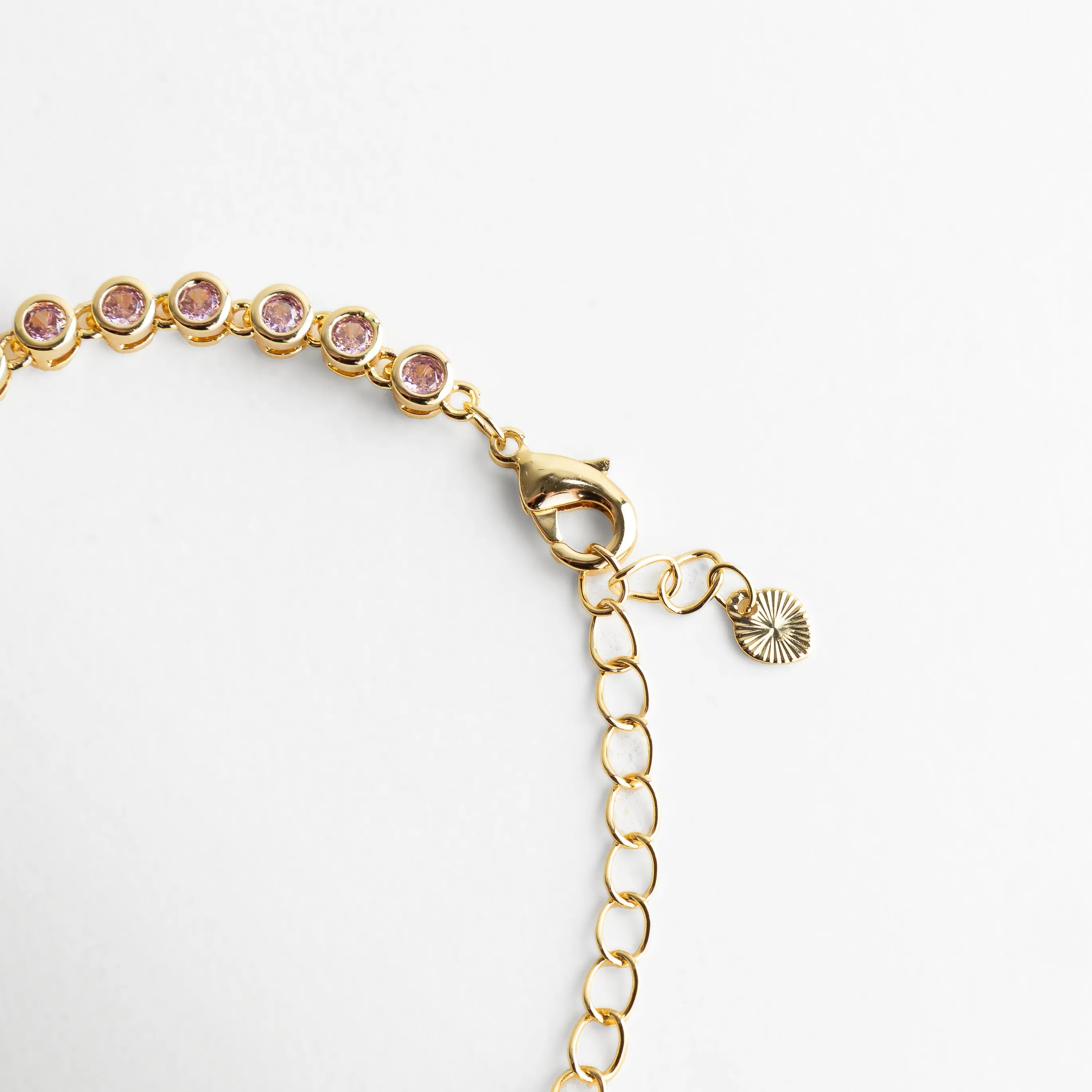 Cierre tipo langosta con cadena ajustable y charm grabado, un toque final que resalta la calidad artesanal de la pieza.