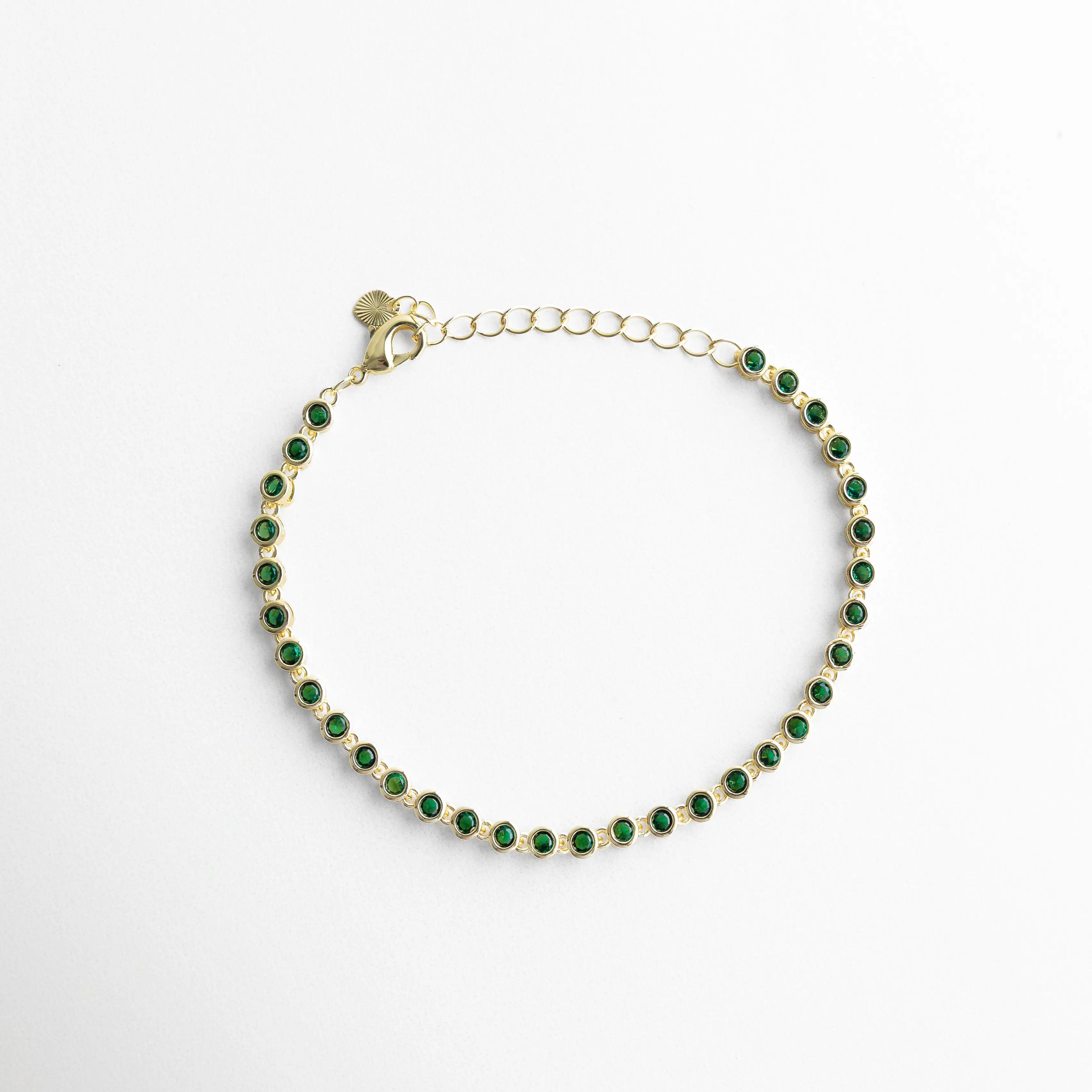 Pulsera dorada con zirconias verdes y diseño elegante y delicado, Pulsera Rodas verde con piedras brillantes y acabado en oro 18K, Pulsera fina dorada con fila de zirconias verdes vibrantes, Pulsera elegante con detalles verdes y estilo sofisticado mujer, Pulsera dorada con piedras verdes y diseño moderno y femenino