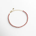Pulsera dorada con zirconias fucsia y diseño elegante femenino, Pulsera Rodas fucsia con piedras brillantes y acabado en oro 18K, Pulsera fina dorada con fila de zirconias fucsia vibrantes, Pulsera elegante con detalles fucsia y estilo sofisticado, Pulsera dorada con piedras fucsia y diseño moderno mujer
