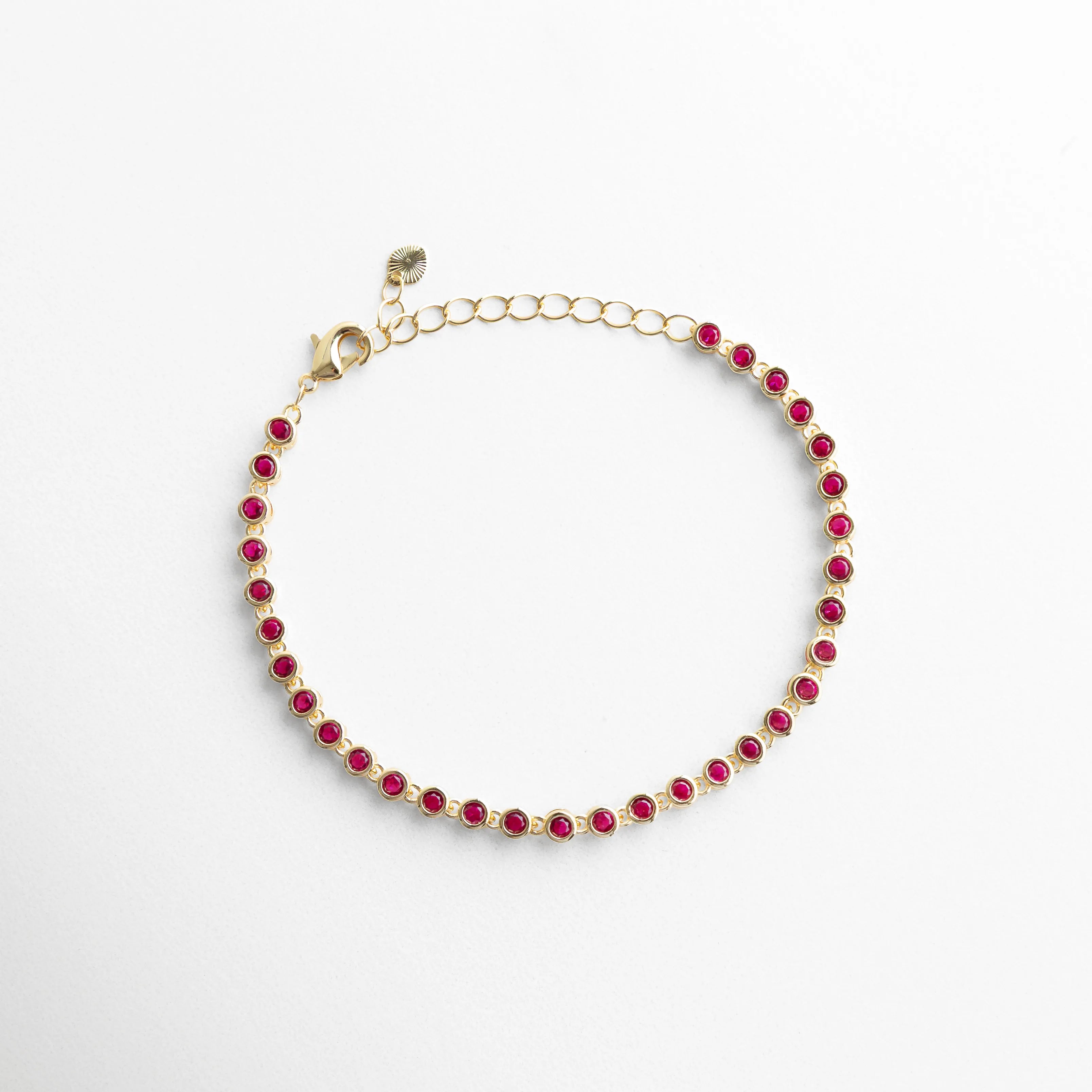 Pulsera dorada con zirconias fucsia y diseño elegante femenino, Pulsera Rodas fucsia con piedras brillantes y acabado en oro 18K, Pulsera fina dorada con fila de zirconias fucsia vibrantes, Pulsera elegante con detalles fucsia y estilo sofisticado, Pulsera dorada con piedras fucsia y diseño moderno mujer