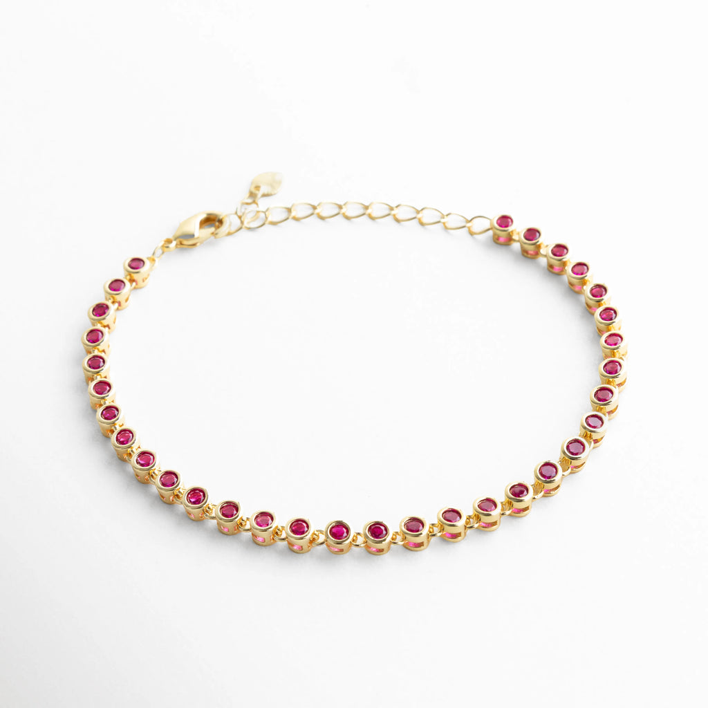 Pulsera fucsia en forma circular con zirconias brillantes, Vista cerrada de pulsera dorada con piedras fucsia, Pulsera completa en círculo con diseño continuo de zirconias fucsia, Forma redonda de pulsera con acabado dorado y piedras brillantes, Pulsera tipo aro con zirconias fucsia y diseño elegante