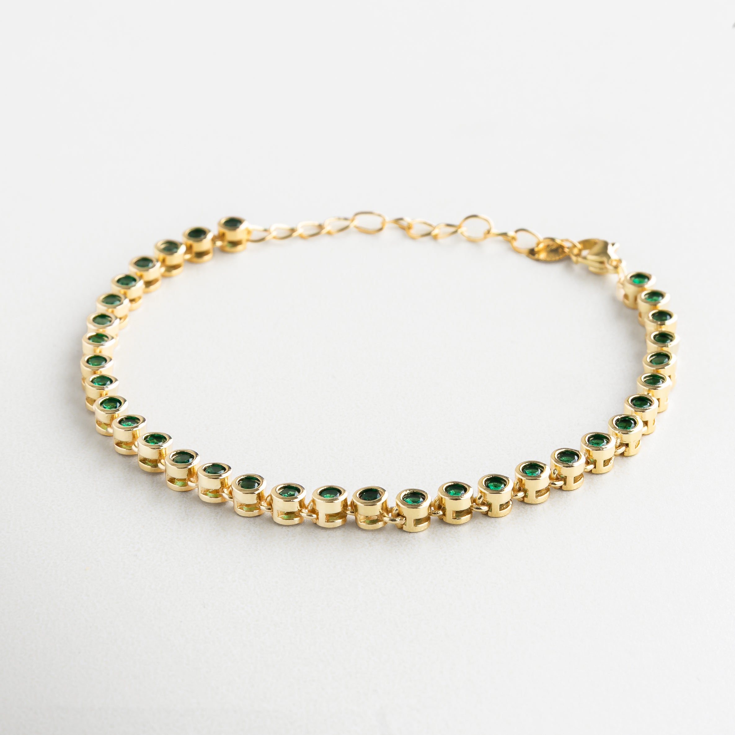 Pulsera Rodas Verde con zirconias cúbicas en chapa de oro 18K, Pulsera dorada con detalles en verde y diseño delicado, Pulsera elegante con zirconias verdes y acabado brillante, Pulsera femenina de 17+4 cm con brillo vibrante, Detalle de zirconias cúbicas verdes sobre chapa de oro, Pulsera dorada con incrustaciones verdes y diseño refinado, Pulsera con toques de color esmeralda en estructura delicada