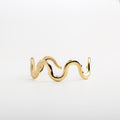 Pulsera dorada con diseño ondulado moderno, Pulsera Maya de acero inoxidable con chapa de oro 18K, Pulsera femenina de 6 cm de diámetro y 2 cm de ancho, Pulsera tipo brazalete con forma fluida en dorado
