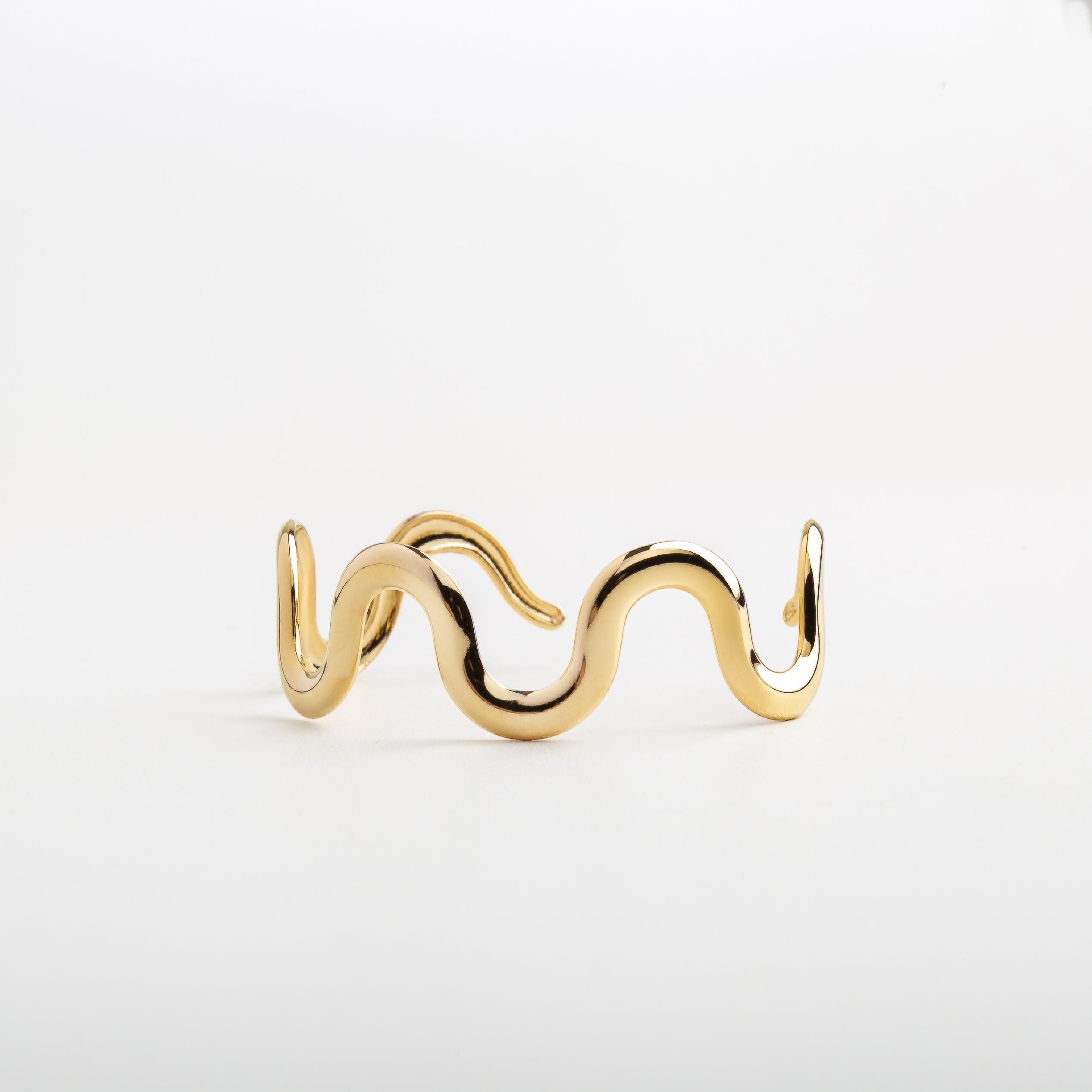 Pulsera dorada con diseño ondulado moderno, Pulsera Maya de acero inoxidable con chapa de oro 18K, Pulsera femenina de 6 cm de diámetro y 2 cm de ancho, Pulsera tipo brazalete con forma fluida en dorado