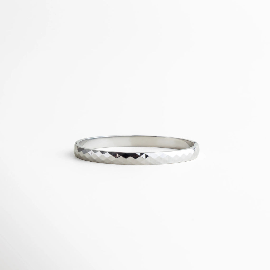 pulsera plateada frontal, pulsera sencilla elegante, joyería fina plateada, pulsera clásica moderna, accesorios minimal, pulsera delicada, joyería básica premium