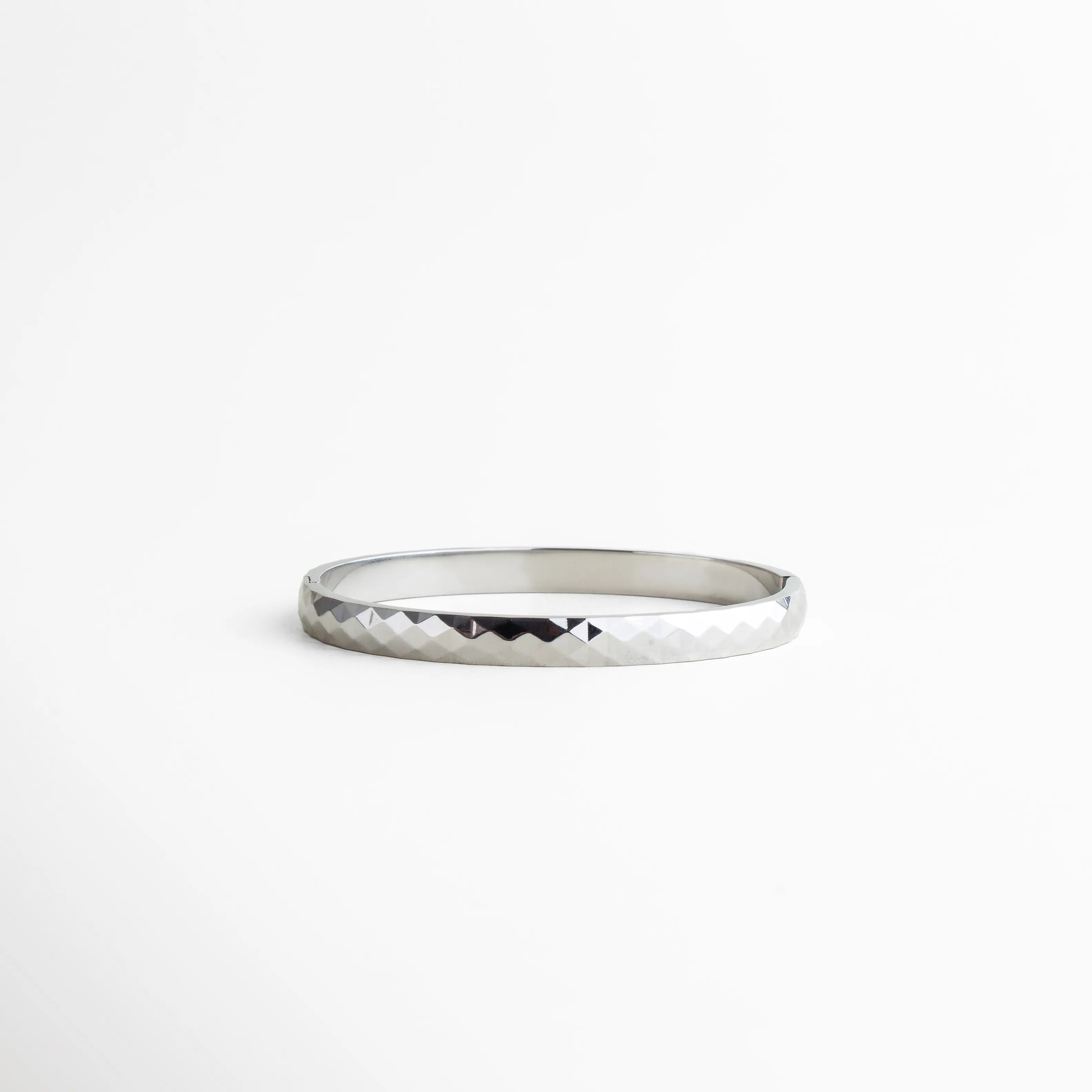 pulsera plateada frontal, pulsera sencilla elegante, joyería fina plateada, pulsera clásica moderna, accesorios minimal, pulsera delicada, joyería básica premium